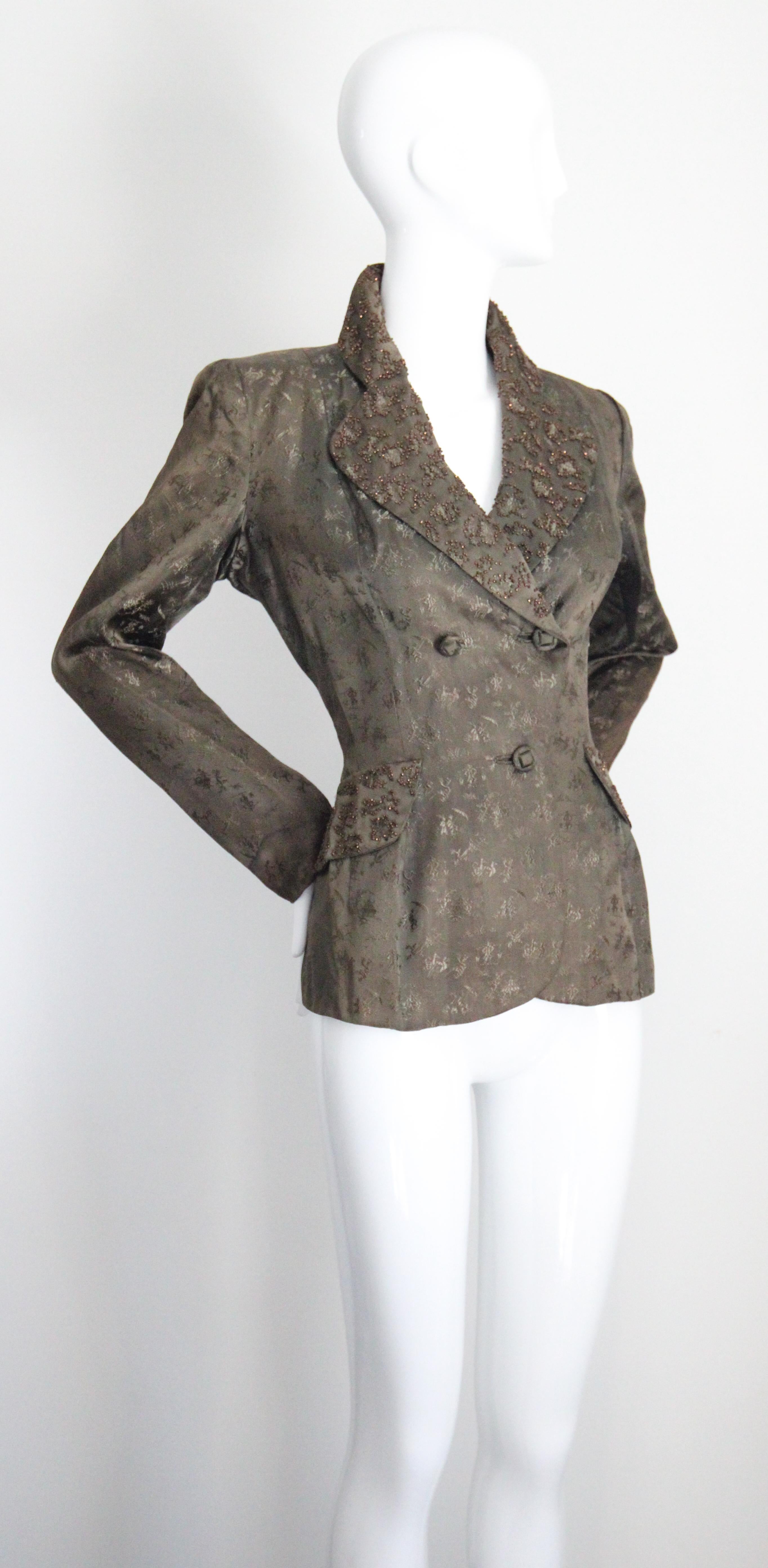 Giacca blazer in broccato di seta verde scuro vintage degli anni '40 UK 8-10 US 4-6 In condizioni buone in vendita a Cheltenham, GB