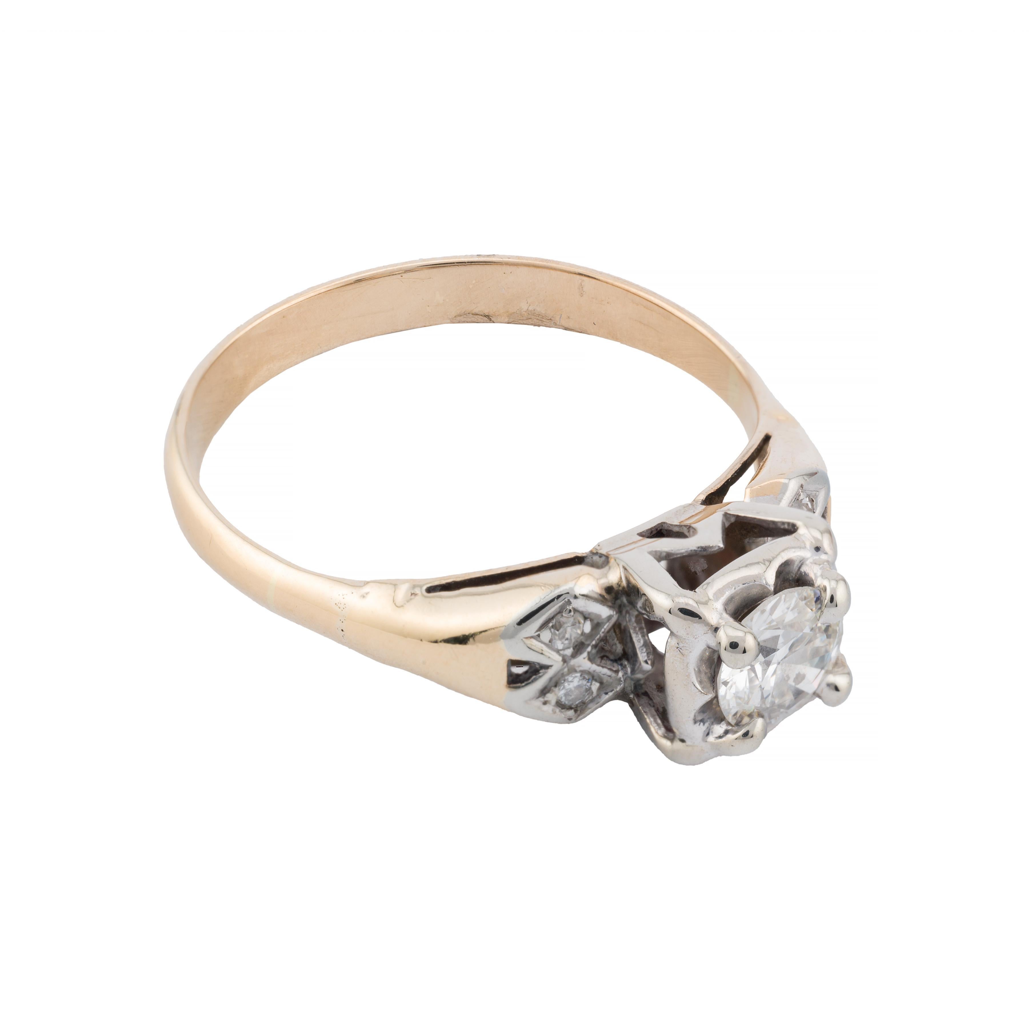 Aston Estate Jewelry stellt vor:

Ein eleganter Verlobungsring mit einem 0,38 Karat schweren Diamanten im europäischen Schliff mit der Reinheit VS1 und der Farbe G. Der Mittelstein ist wunderschön in ein detailliertes Design eingefasst, flankiert
