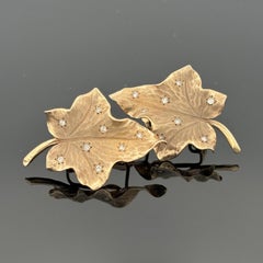 Vintage 1940s Boucles d'oreilles larges en or 14k avec feuilles serties de diamants