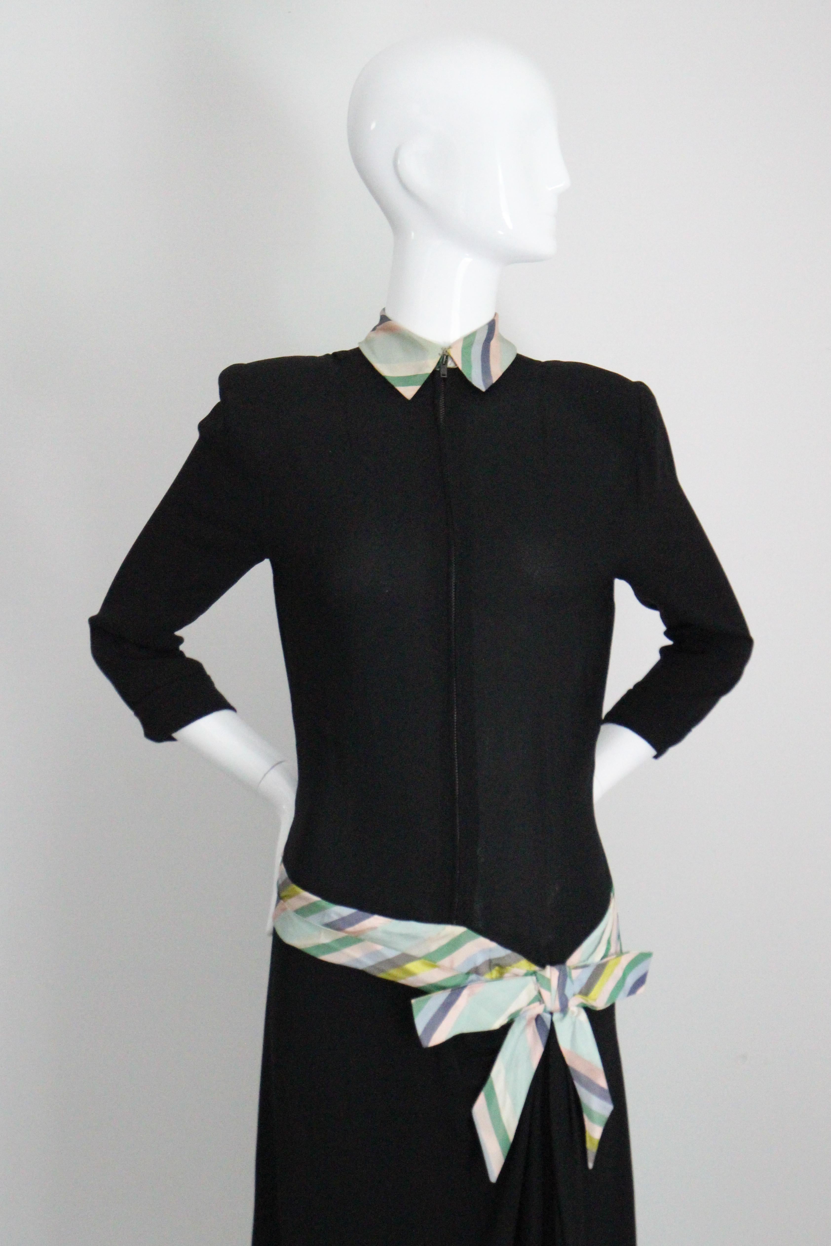 Realizzato in una silhouette molto aderente alla figura, questo originale abito vintage anni '40 in seta crepe nera, arricchito da strisce pastello in taffetà nei toni dell'azzurro, del rosa pastello, del verde, del grigio, del chartreuse e del