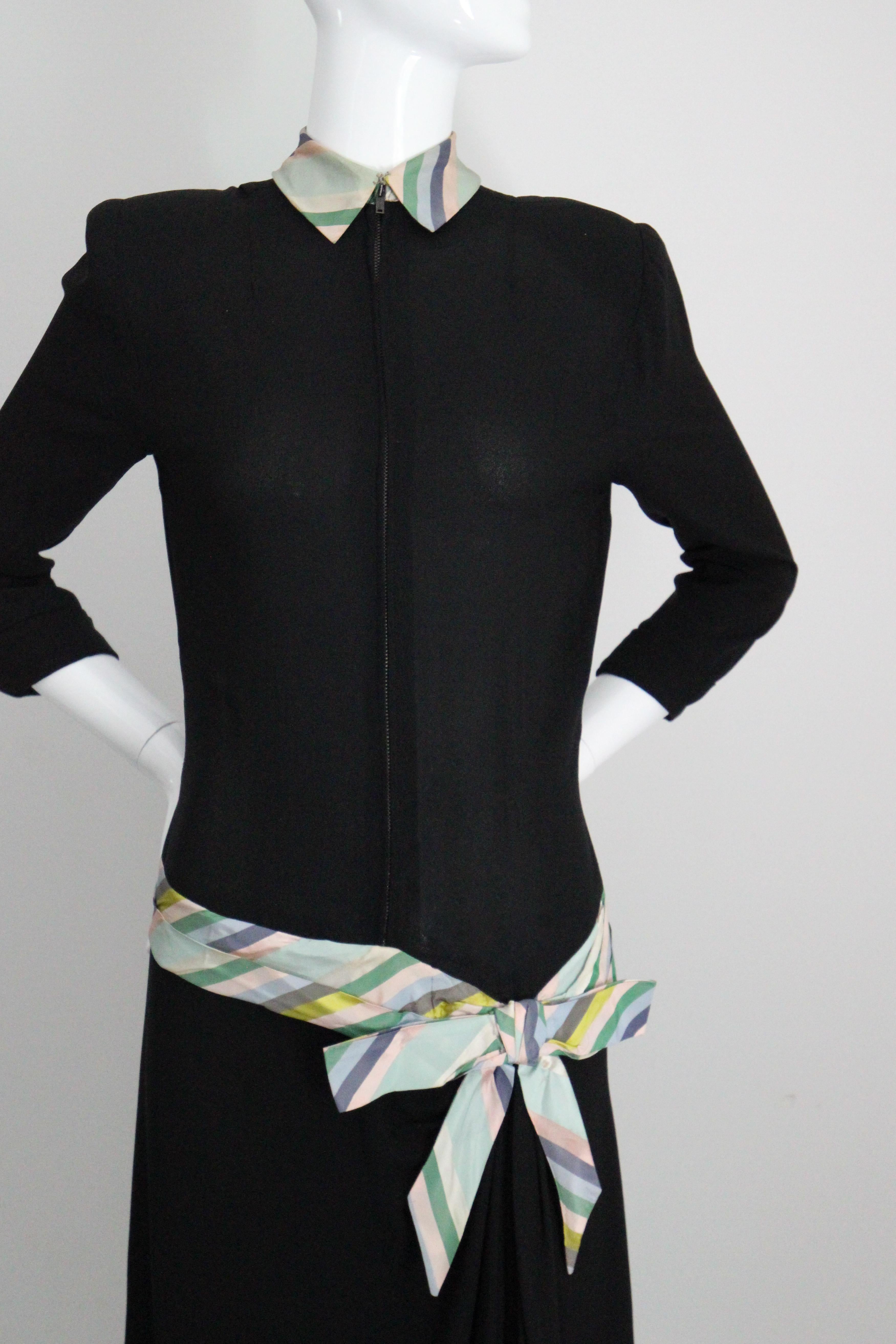 Nero Abito vintage anni '40 in crepe di seta nera a righe pastello con dettaglio a fiocco UK 10 US 6 in vendita