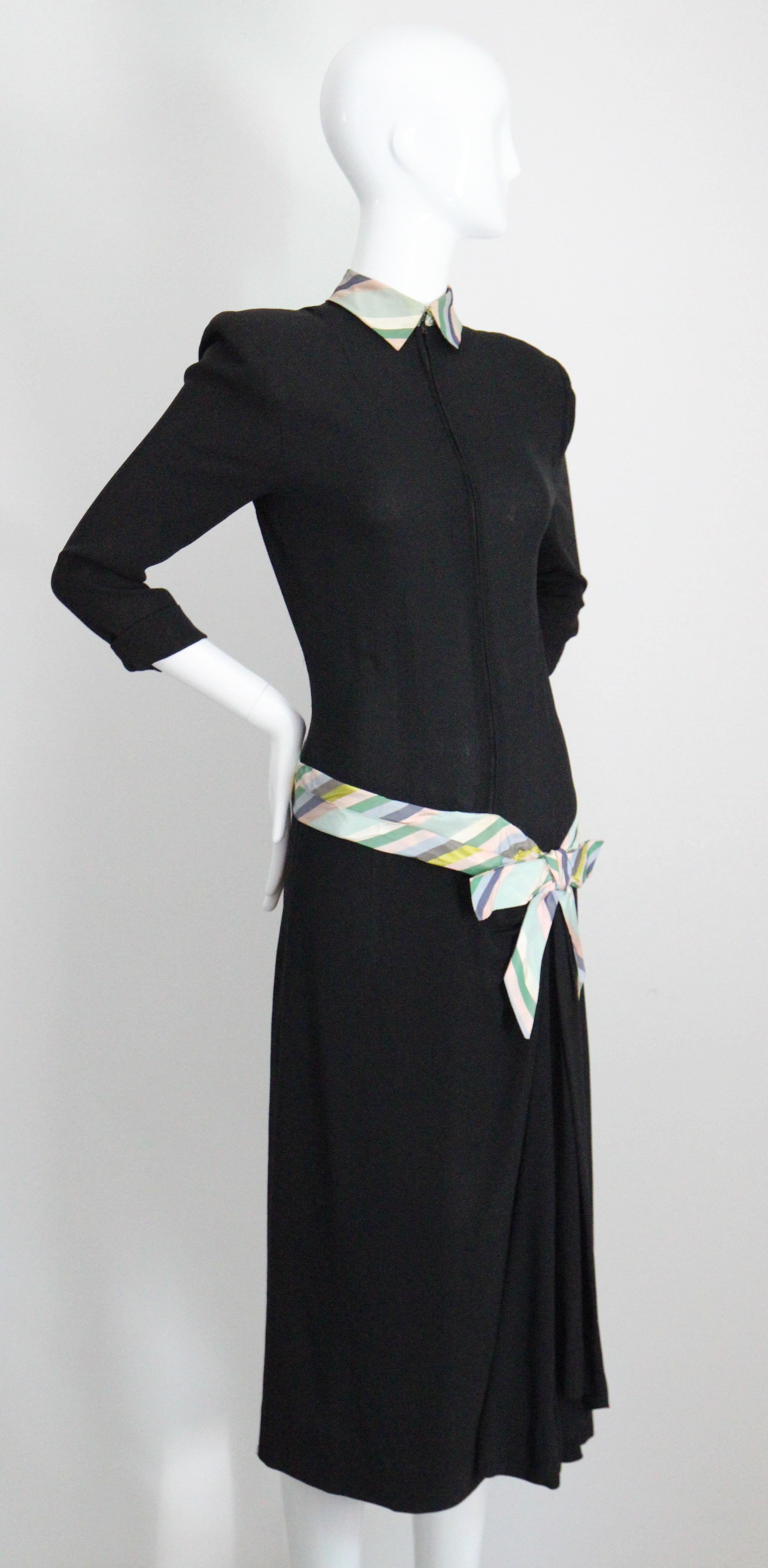 Donna Abito vintage anni '40 in crepe di seta nera a righe pastello con dettaglio a fiocco UK 10 US 6 in vendita