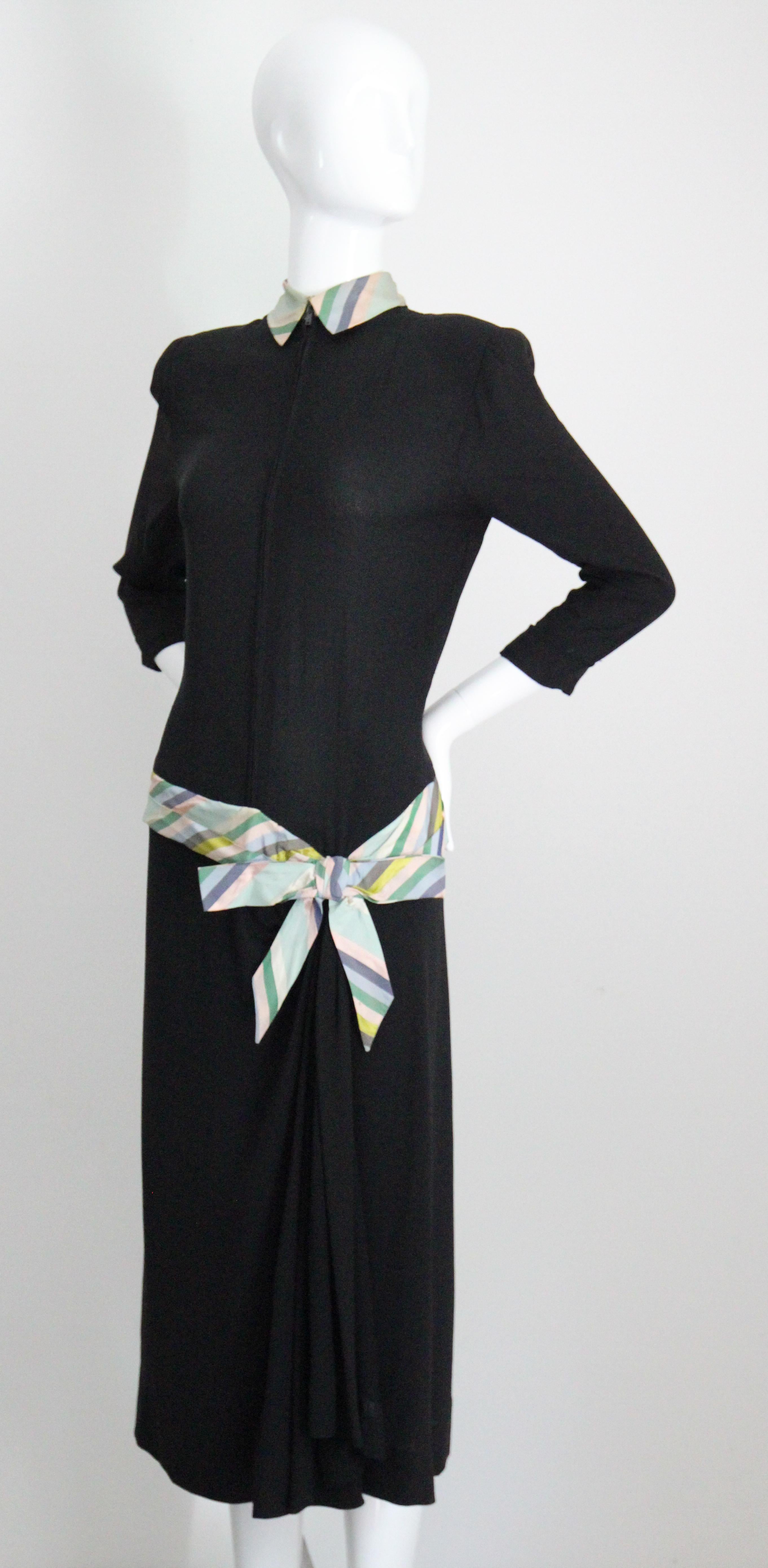 Abito vintage anni '40 in crepe di seta nera a righe pastello con dettaglio a fiocco UK 10 US 6 in vendita 2