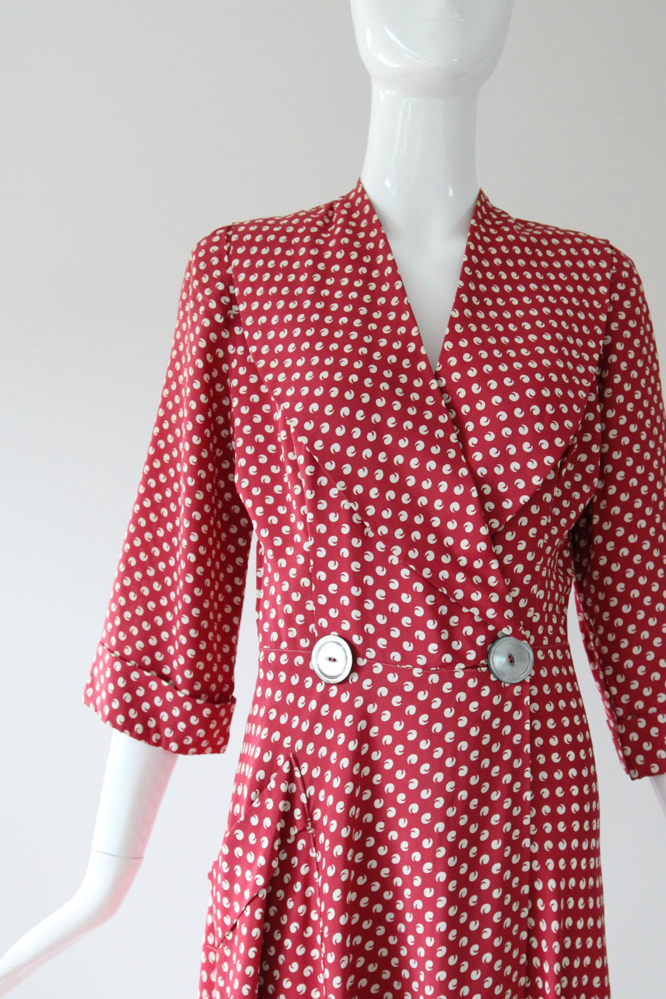 White Vintage 1940's Dressing Gown 1940's Red & Cream Pattern Robe UK 8-10 US 4-6 For Sale