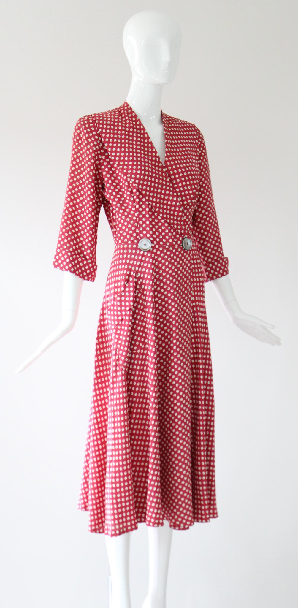 Vintage 1940's Dressing Gown 1940's Red & Cream Pattern Robe UK 8-10 US 4-6 In Good Condition For Sale In Cheltenham, GB
