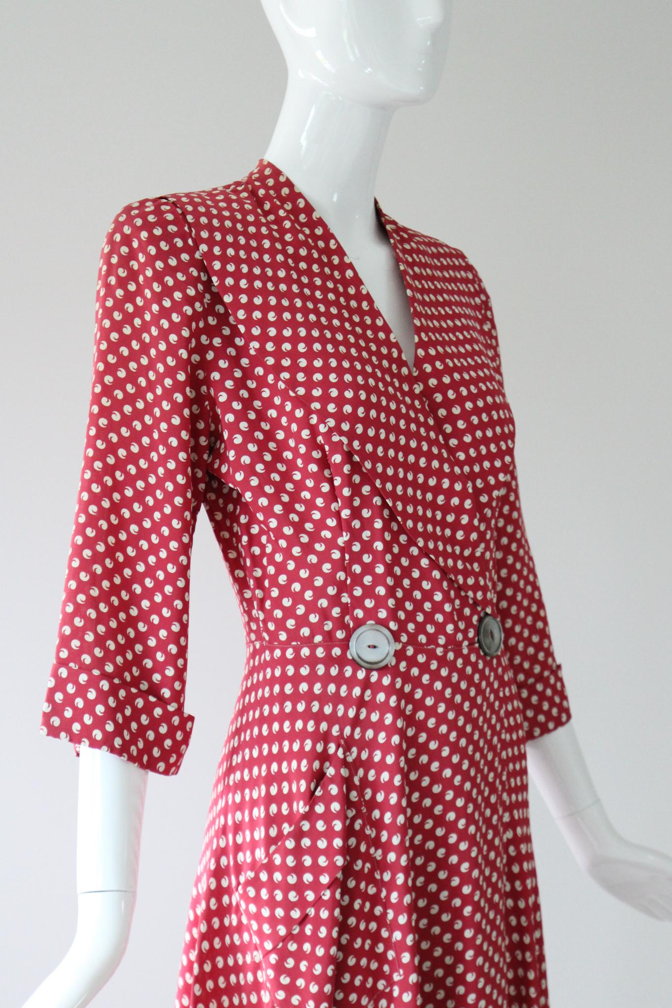 Women's or Men's Vintage 1940's Dressing Gown 1940's Red & Cream Pattern Robe UK 8-10 US 4-6 For Sale