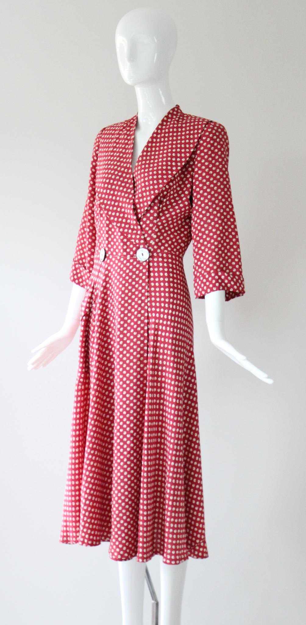 Vintage 1940's Dressing Gown 1940's Red & Cream Pattern Robe UK 8-10 US 4-6 For Sale 1