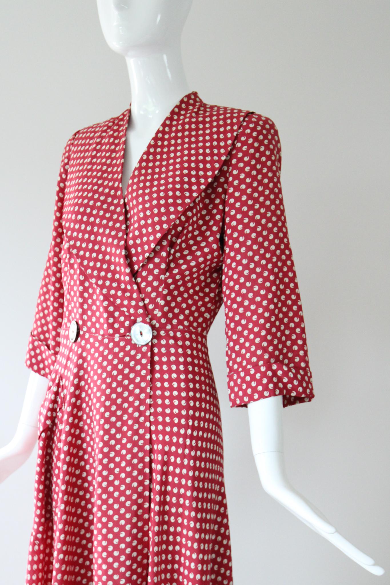 Vintage 1940's Dressing Gown 1940's Red & Cream Pattern Robe UK 8-10 US 4-6 For Sale 2