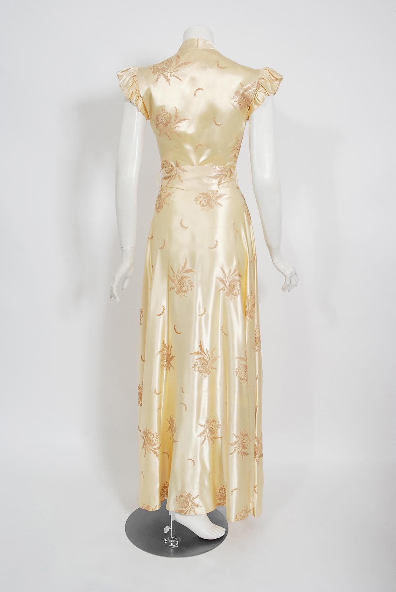 Vintage 1940's Embroidered Creme Silk Satin Belted Wrap Bridal Dressing Gown In Good Condition In Beverly Hills, CA
