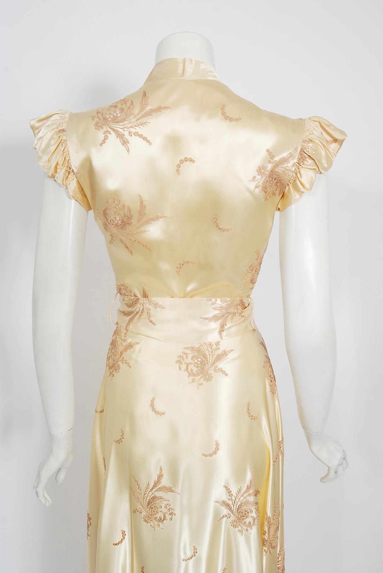 Women's Vintage 1940's Embroidered Creme Silk Satin Belted Wrap Bridal Dressing Gown