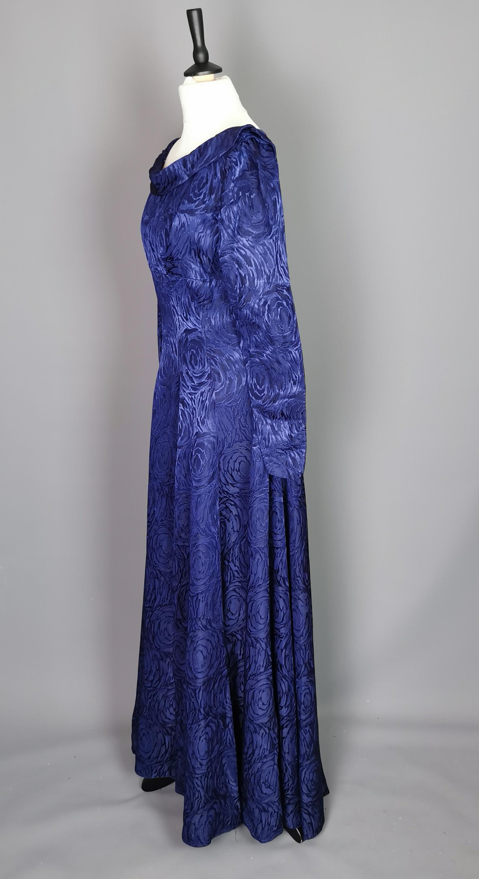 Vintage 1940s evening dress, Satin Brocade  In Good Condition For Sale In NEWARK, GB