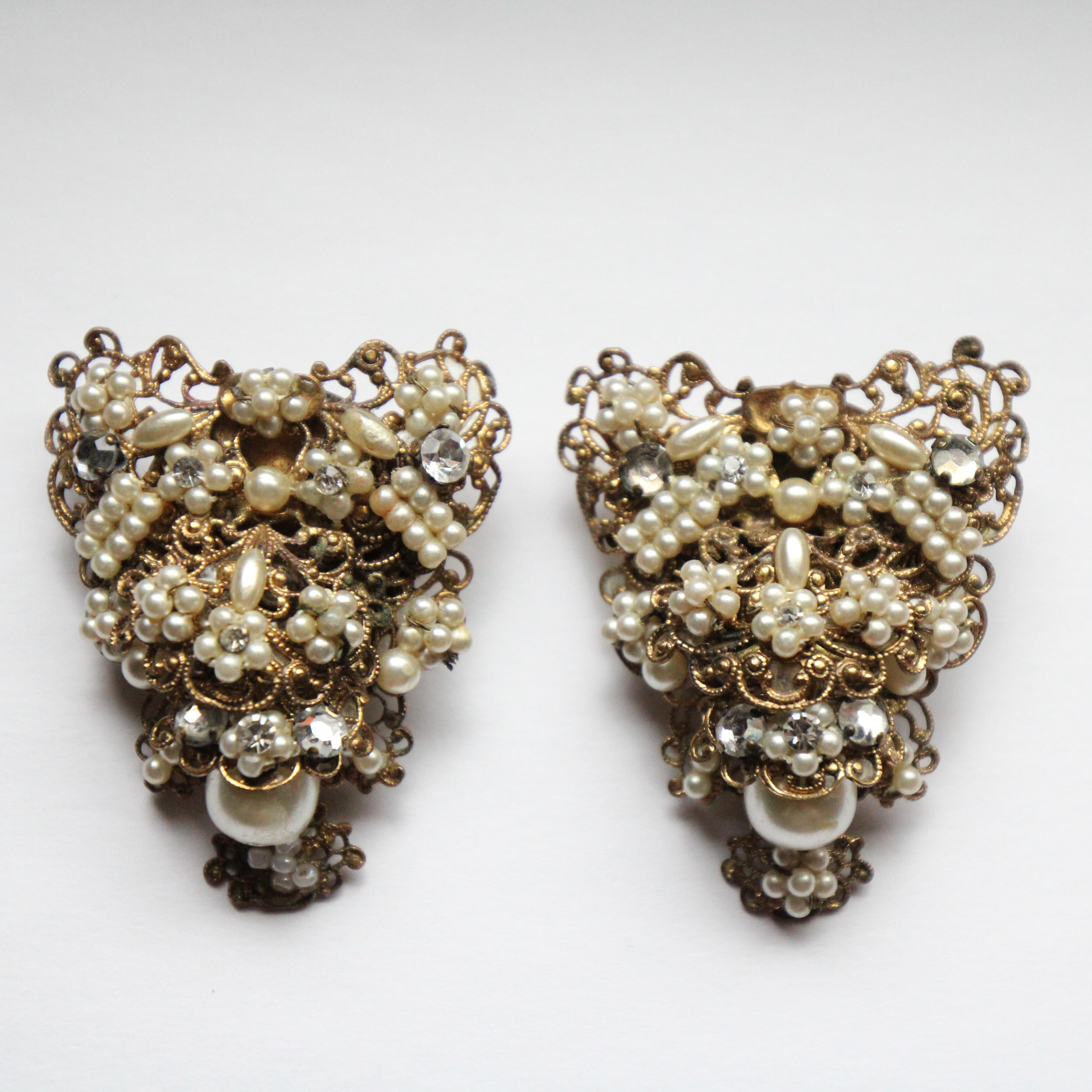 Vintage 1940's Filigree Pearl and rhinestone screw back earrings 1940s earrings In Good Condition In Cheltenham, GB