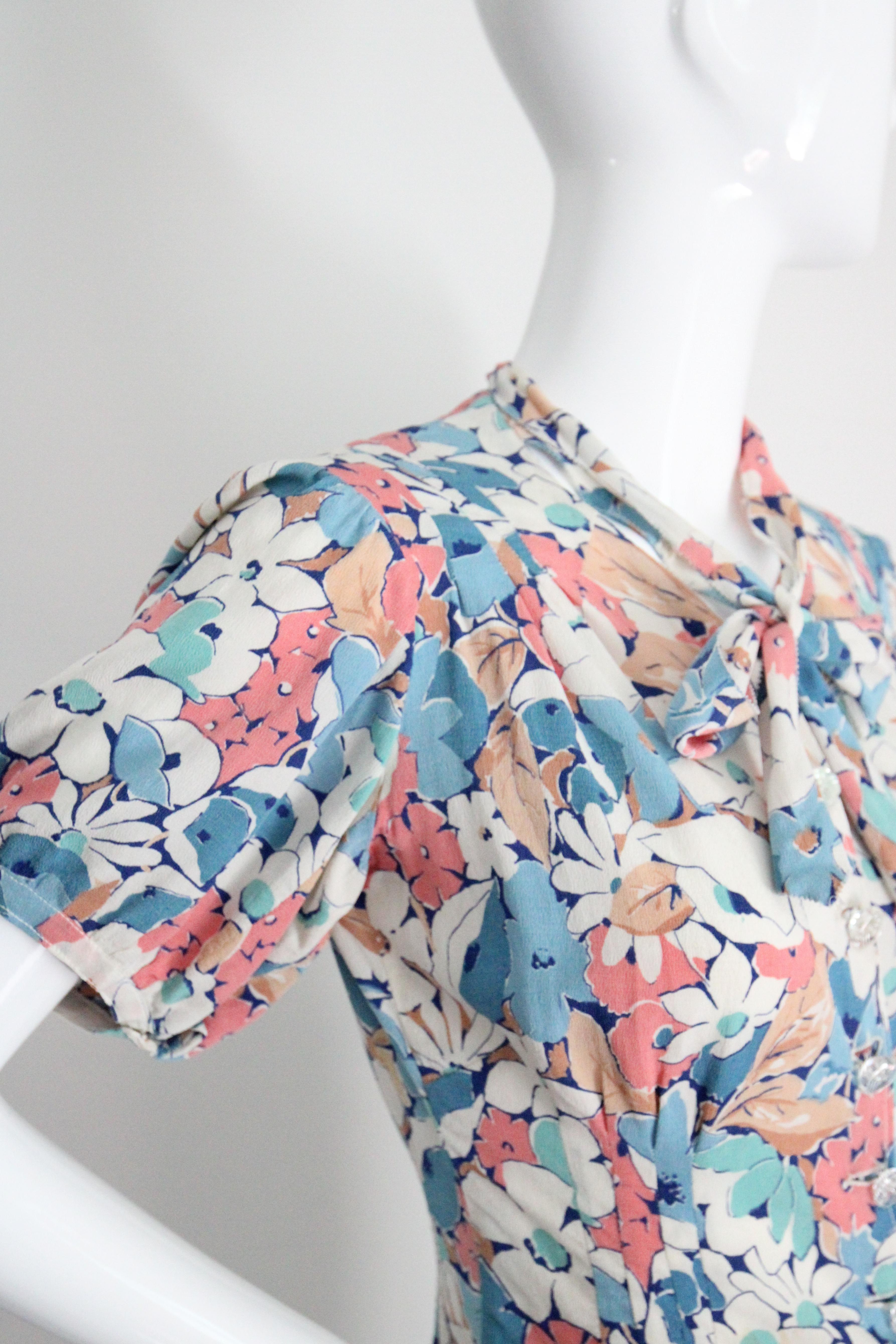 Vintage 1940's Floral Silk Blouse Pussy Bow Floral Shirt UK 10 US 6 For Sale 2