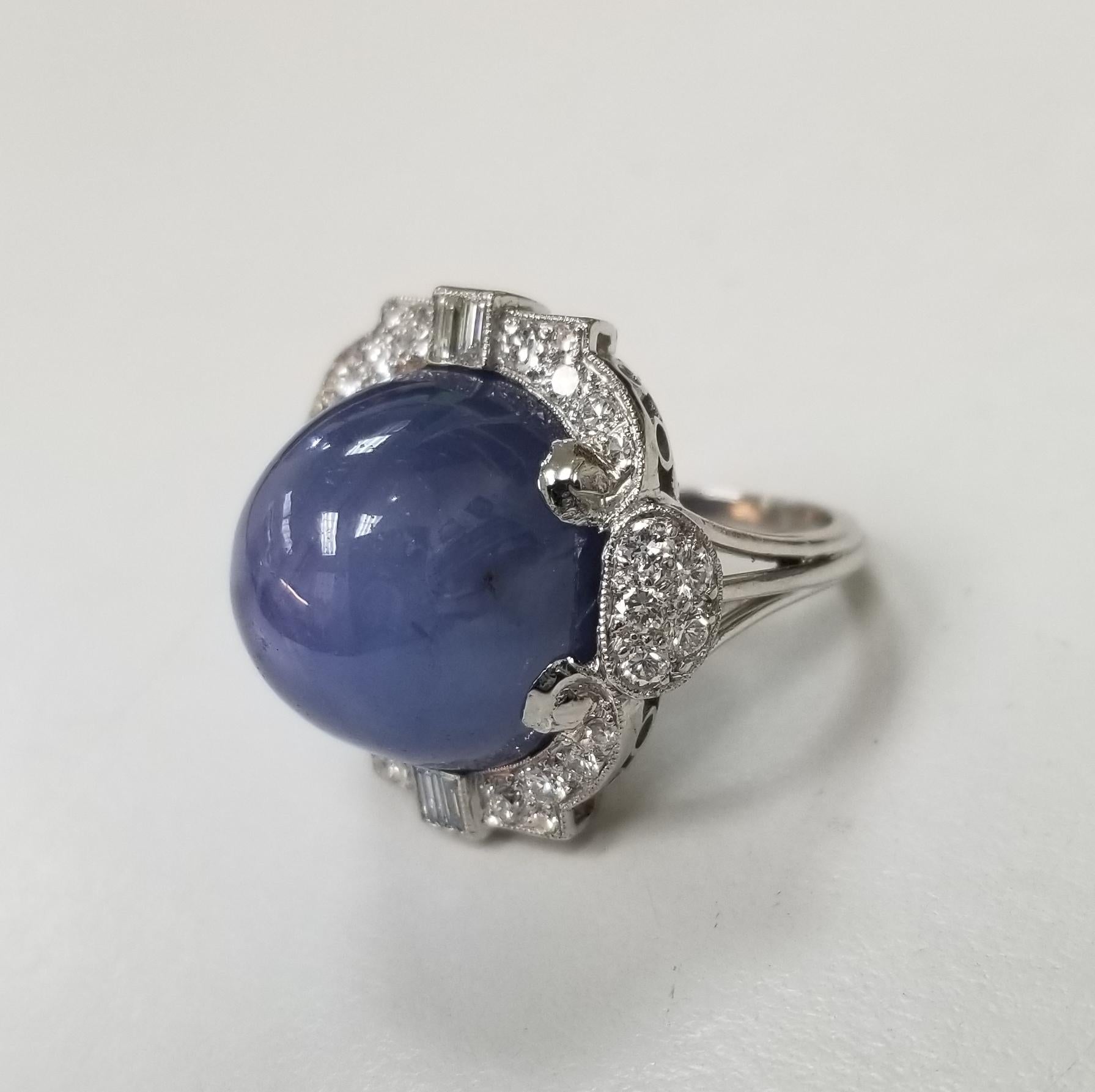 Vintage 1940's translucide 39.77 carat incroyable saphir étoilé bleu Art Deco bague de cocktail. Monture en platine faite à la main, rehaussée de diamants baguettes et de diamants ronds à taille unique.  Certifié par le GIA, sans chaleur, sans