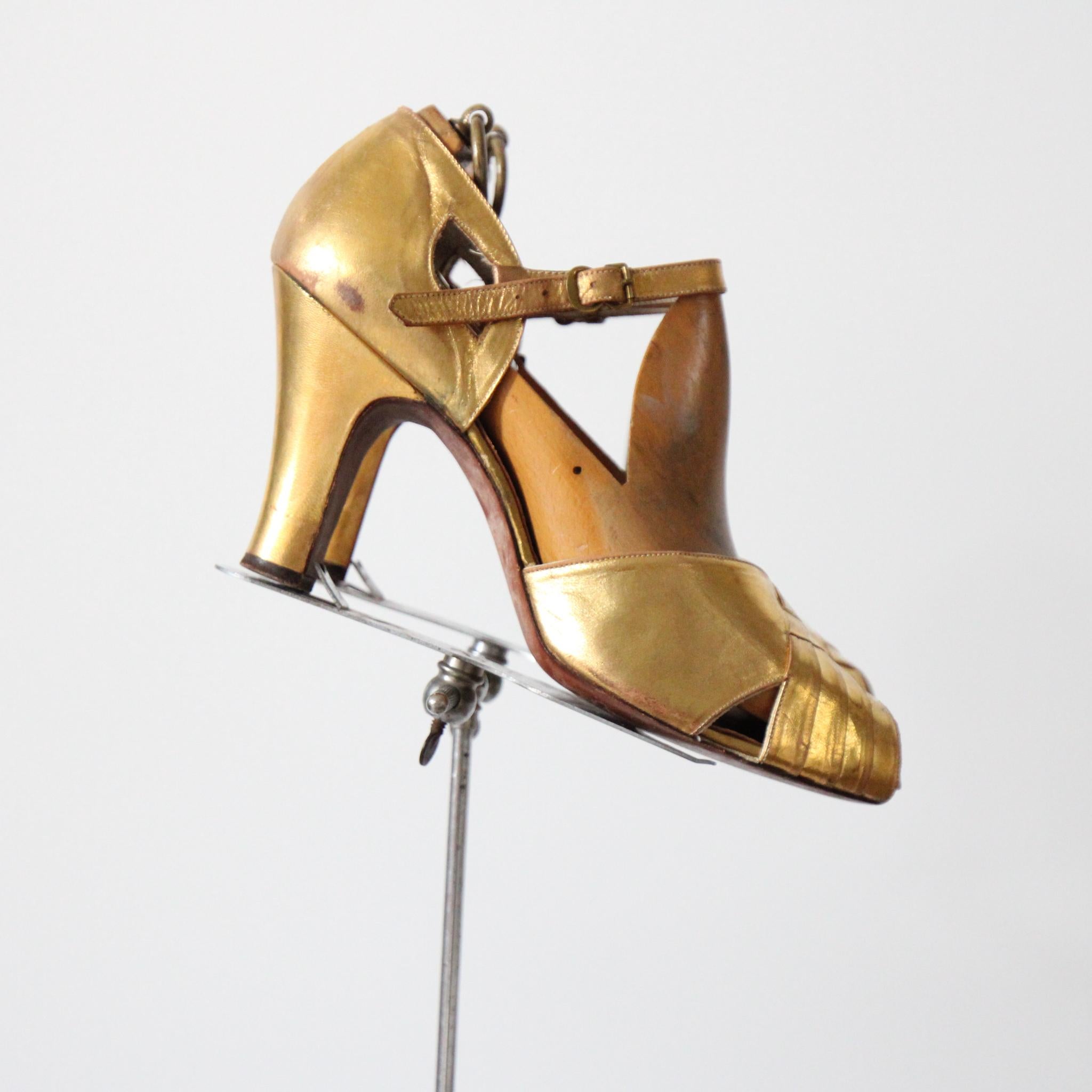 Brown Vintage 1940's gold leather peep toes heels original 1940s gold high heels US 7 For Sale