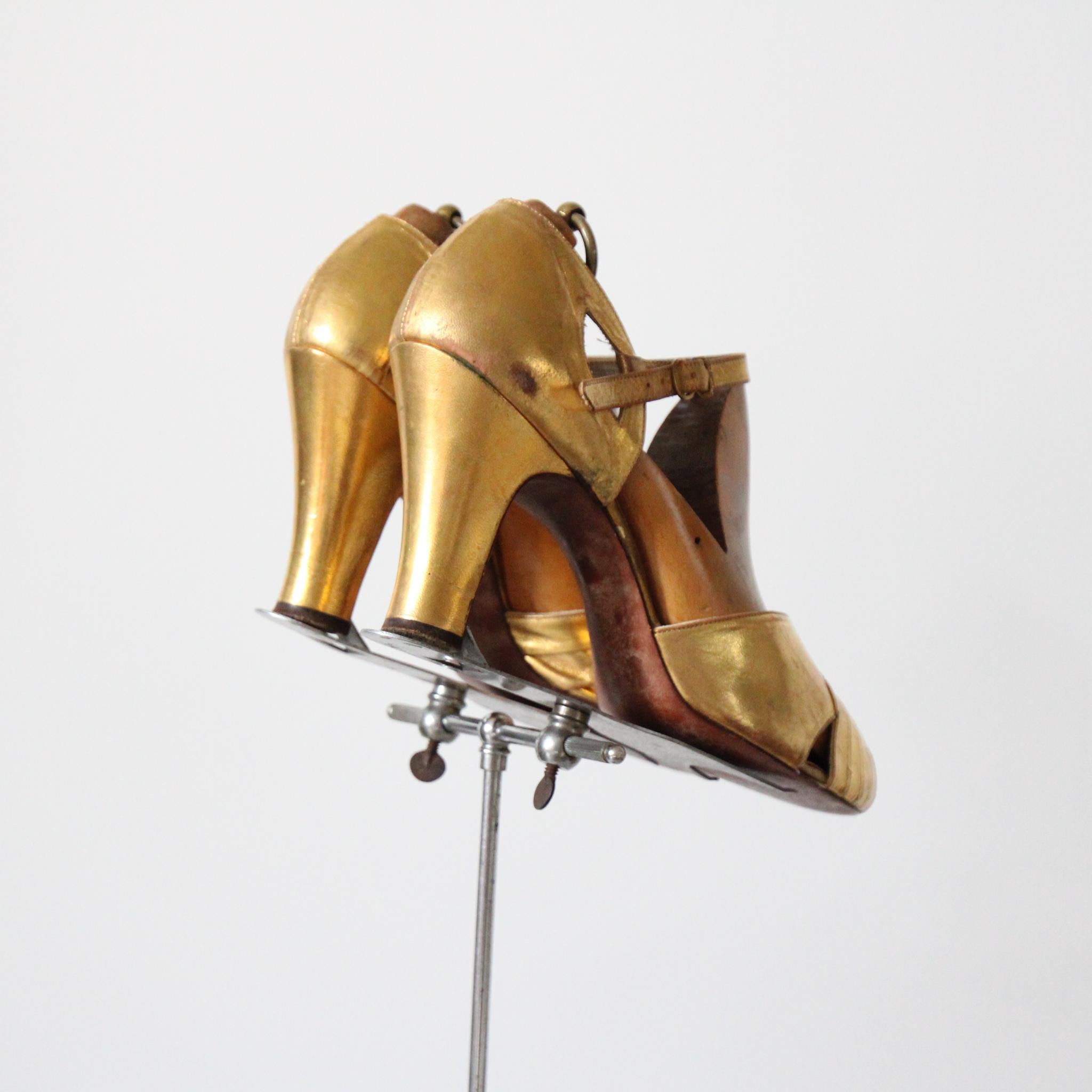 Vintage 1940's gold leather peep toes heels original 1940s gold high heels US 7 In Fair Condition For Sale In Cheltenham, GB