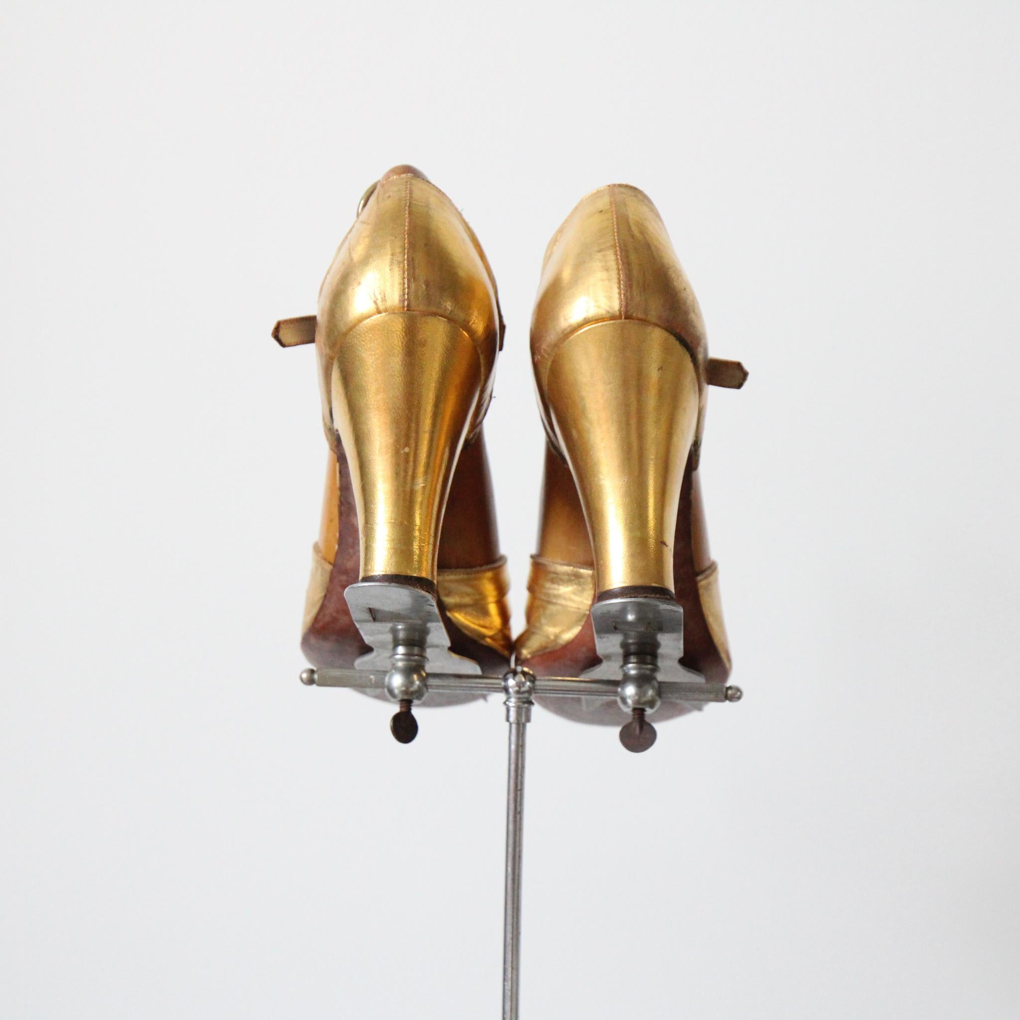 Women's Vintage 1940's gold leather peep toes heels original 1940s gold high heels US 7 For Sale