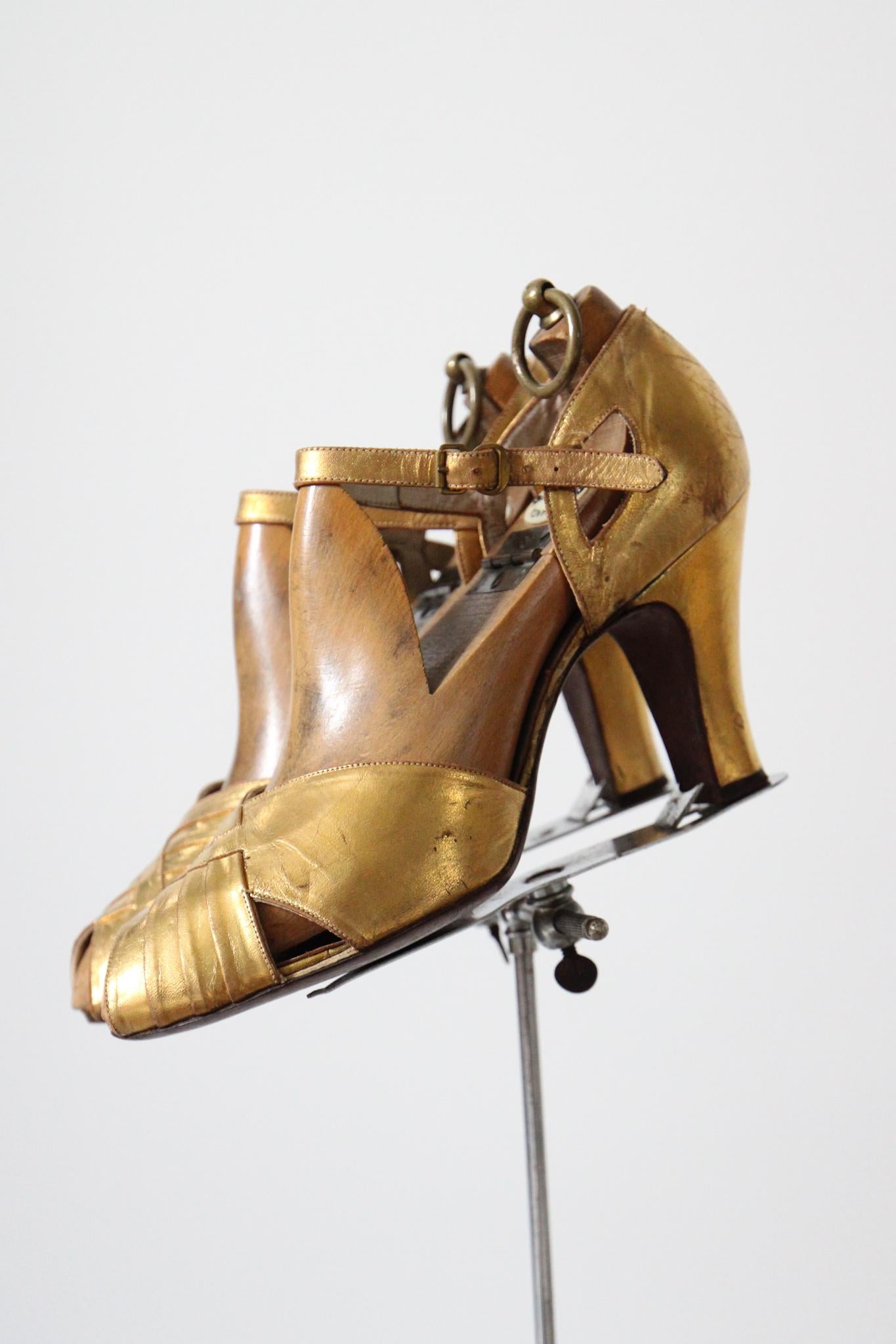 Vintage 1940's gold leather peep toes heels original 1940s gold high heels US 7 For Sale 2