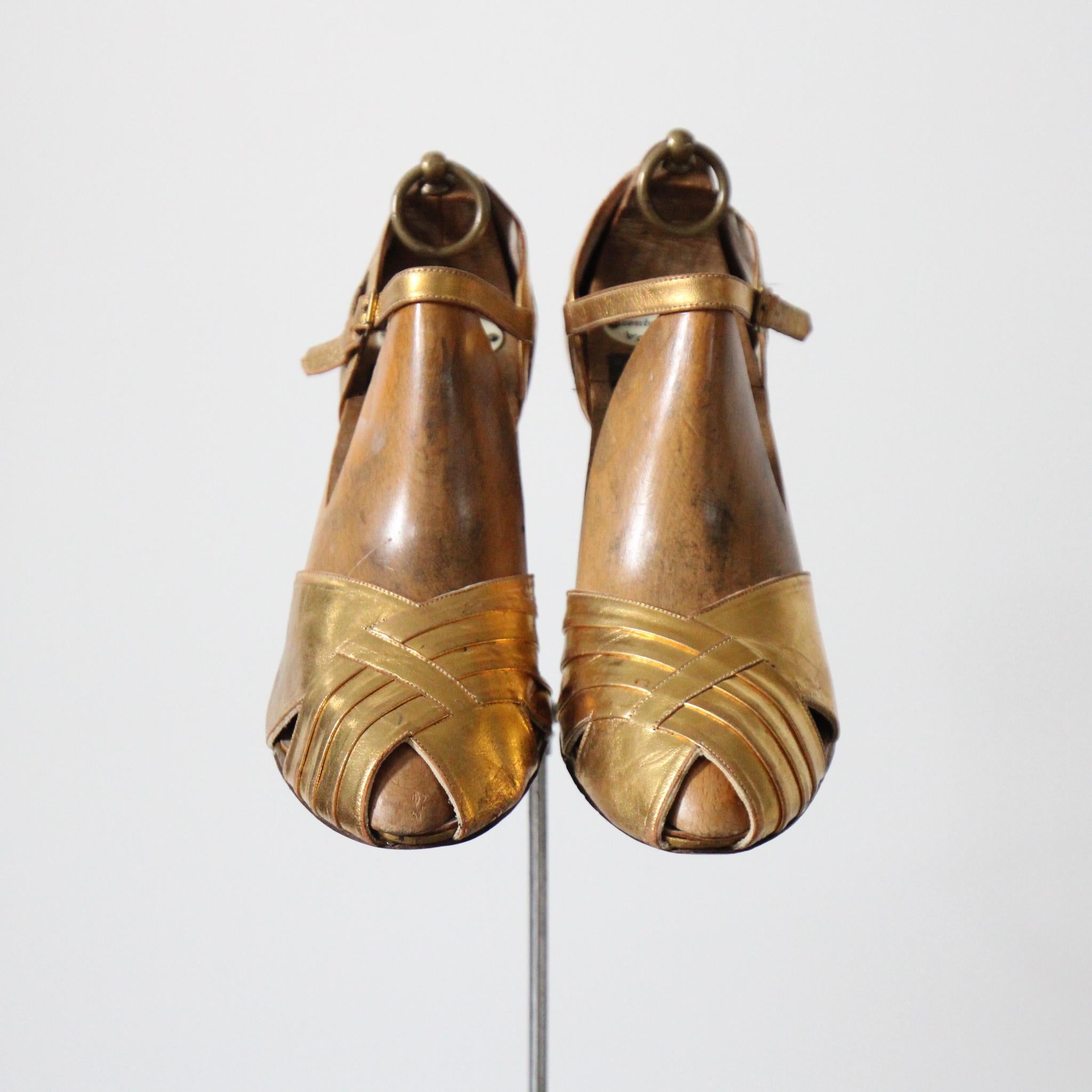 Vintage 1940's gold leather peep toes heels original 1940s gold high heels US 7 For Sale 3