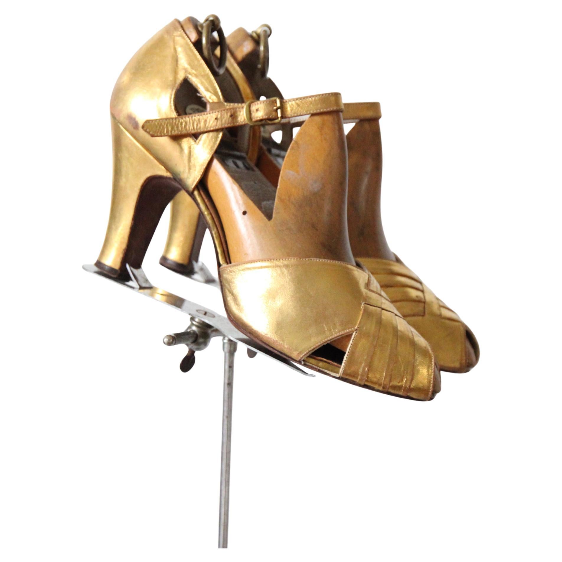 Vintage 1940's gold leather peep toes heels original 1940s gold high heels US 7 For Sale