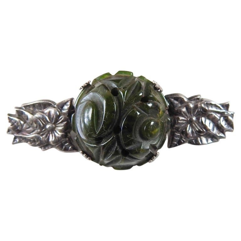 Broche florale vintage des années 1940 en bakélite verte sculptée et métal  argenté En vente sur 1stDibs