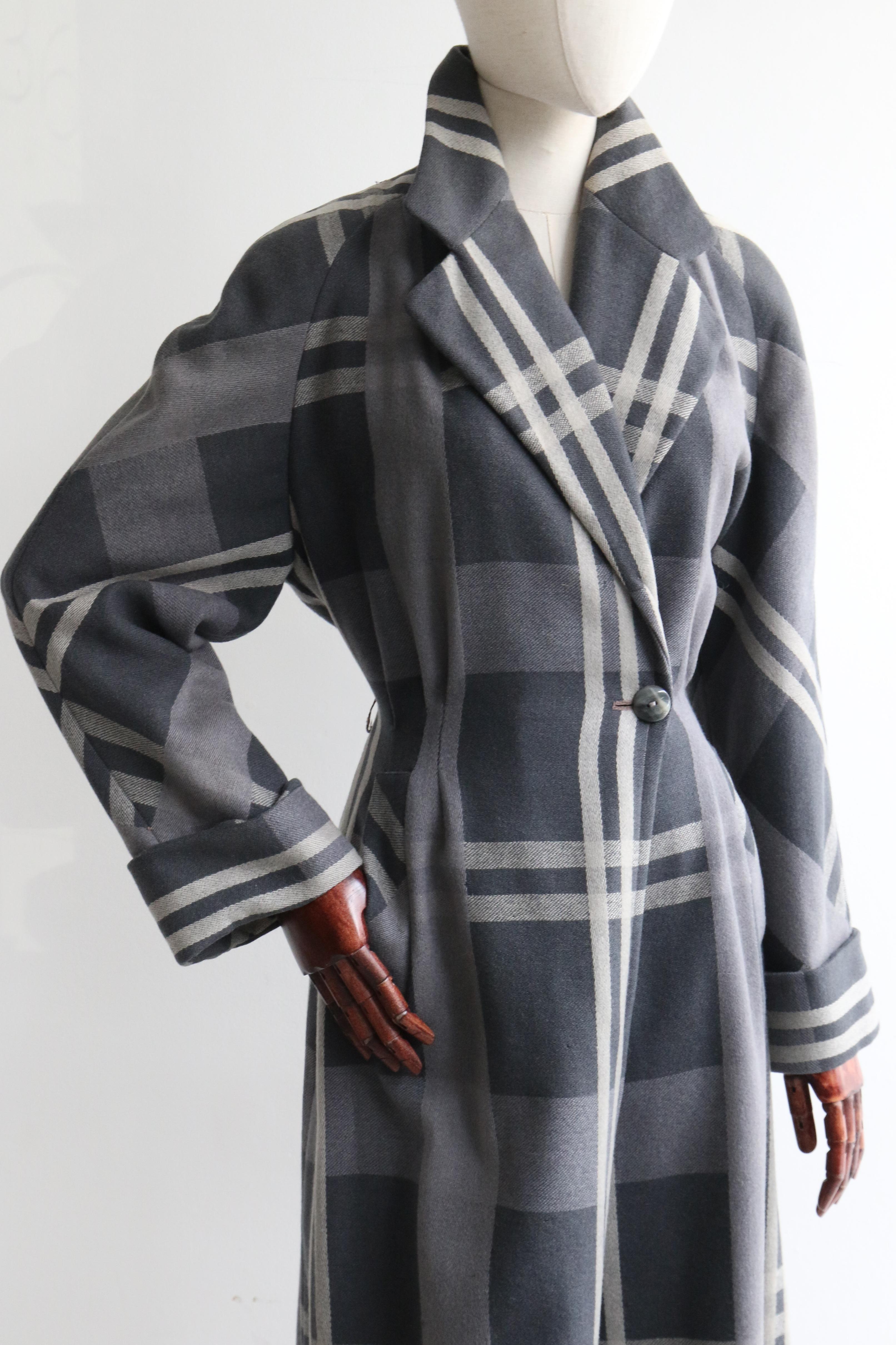 Vintage 1940's Grey Wool Plaid Coat UK 10 US 6 In Good Condition In Cheltenham, GB