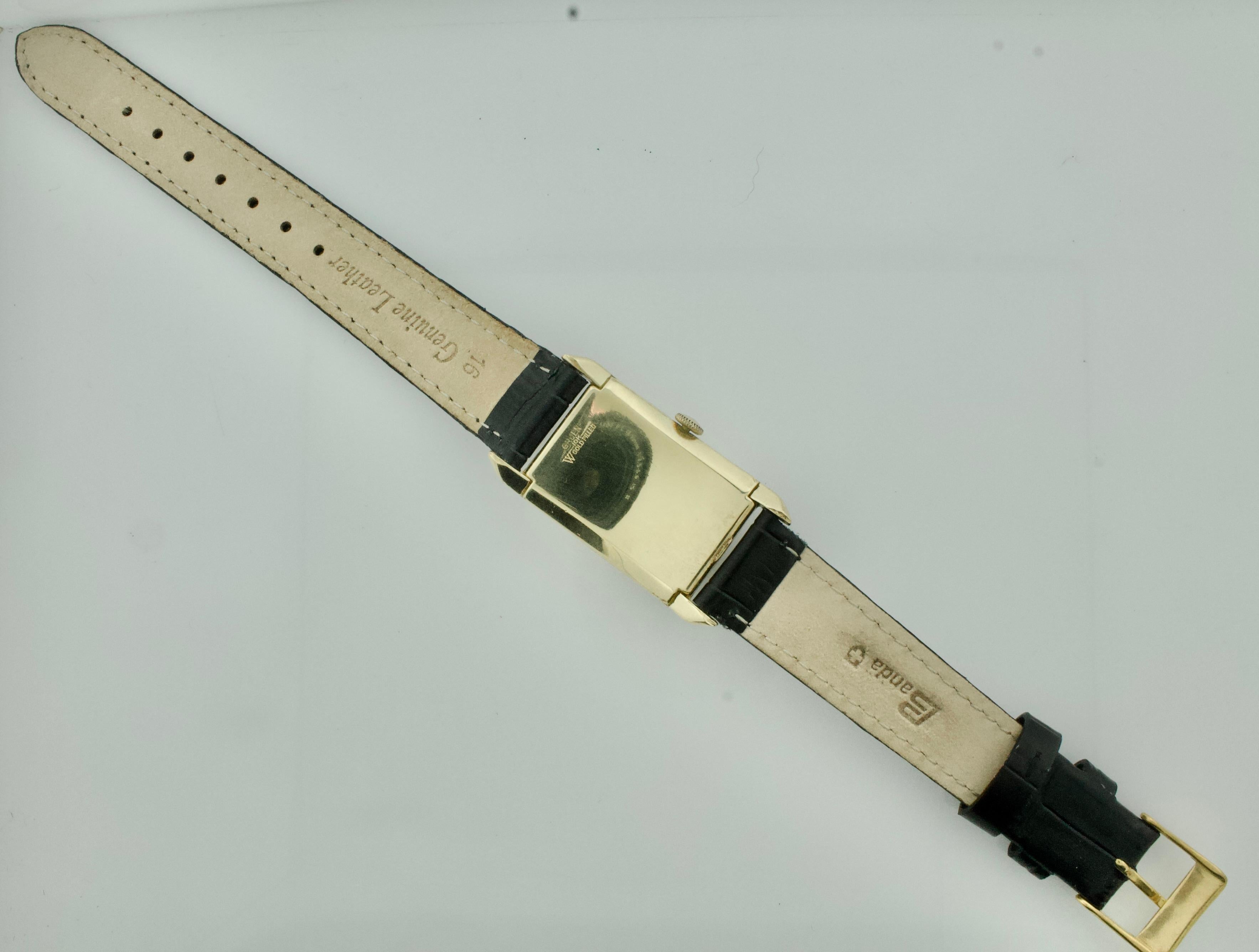 Cette montre-bracelet vintage Gruen Precision témoigne de l'élégance intemporelle qui définissait l'horlogerie du milieu du XXe siècle. Logée dans un boîtier rectangulaire en or 10 carats, la montre présente des lignes épurées inspirées de l'Art