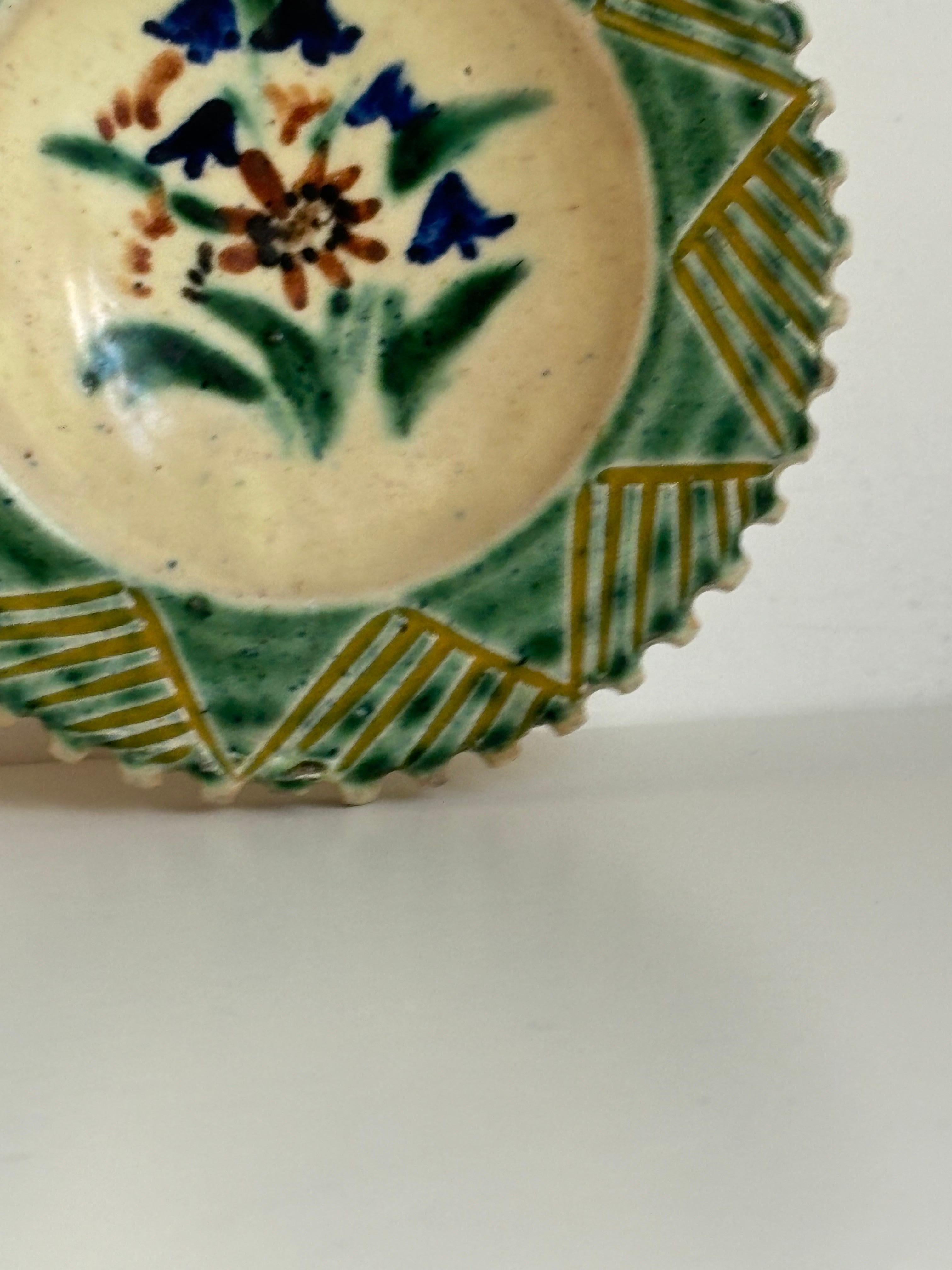 Mid-Century moderno Piatto Vide-Poche in ceramica floreale dipinto a mano del 1940 in vendita
