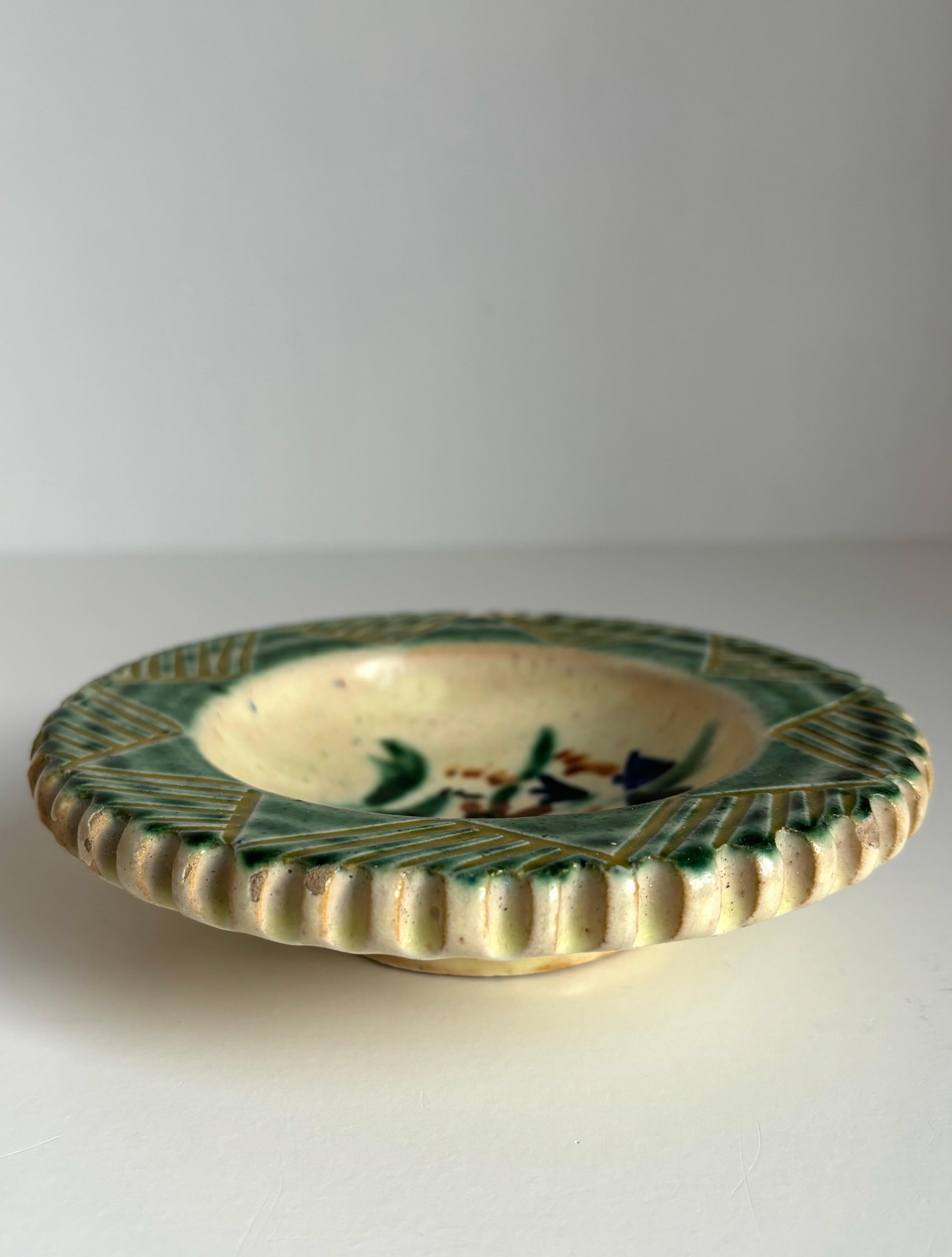 Scandinavo Piatto Vide-Poche in ceramica floreale dipinto a mano del 1940 in vendita