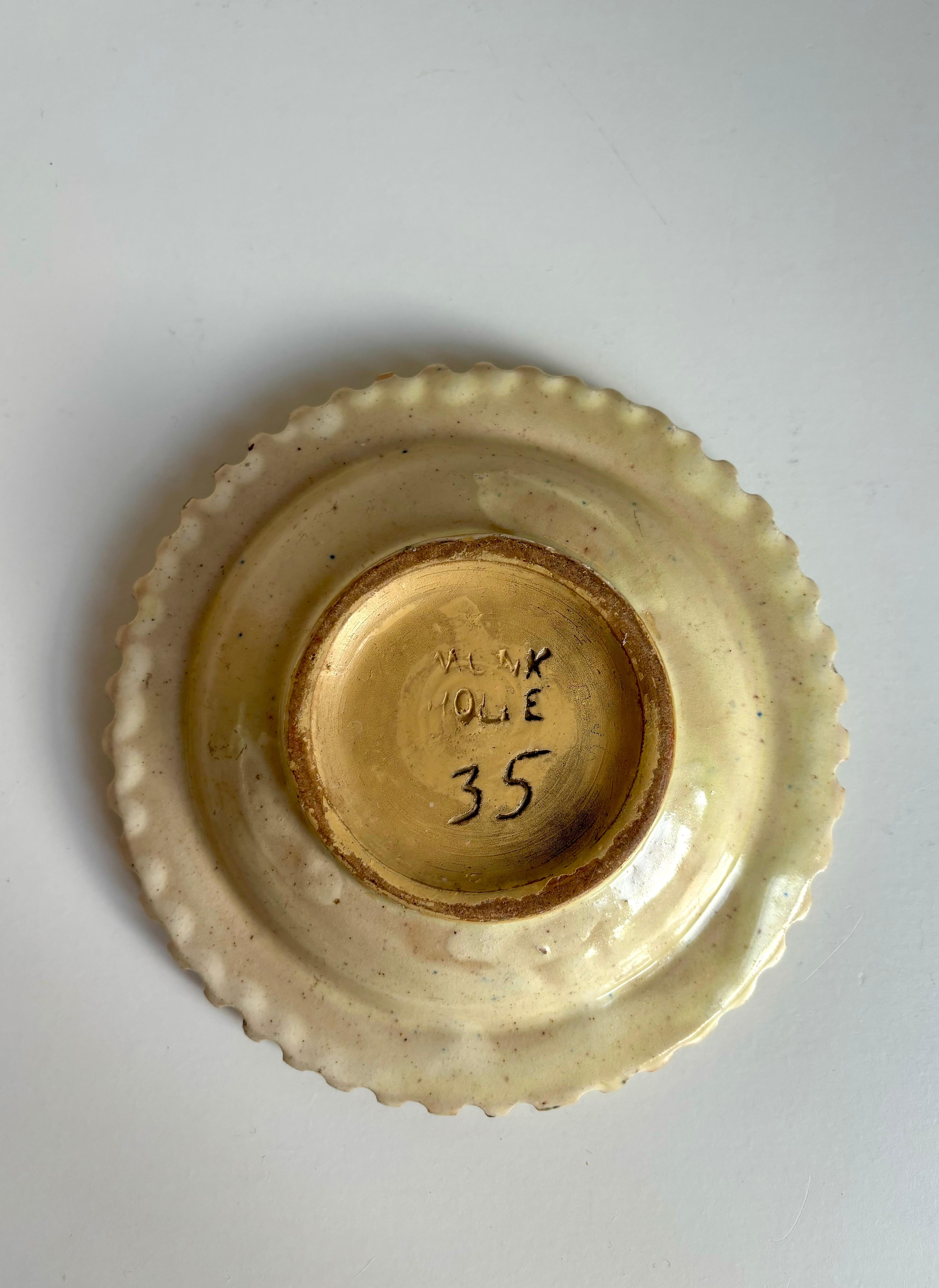 Intagliato a mano Piatto Vide-Poche in ceramica floreale dipinto a mano del 1940 in vendita