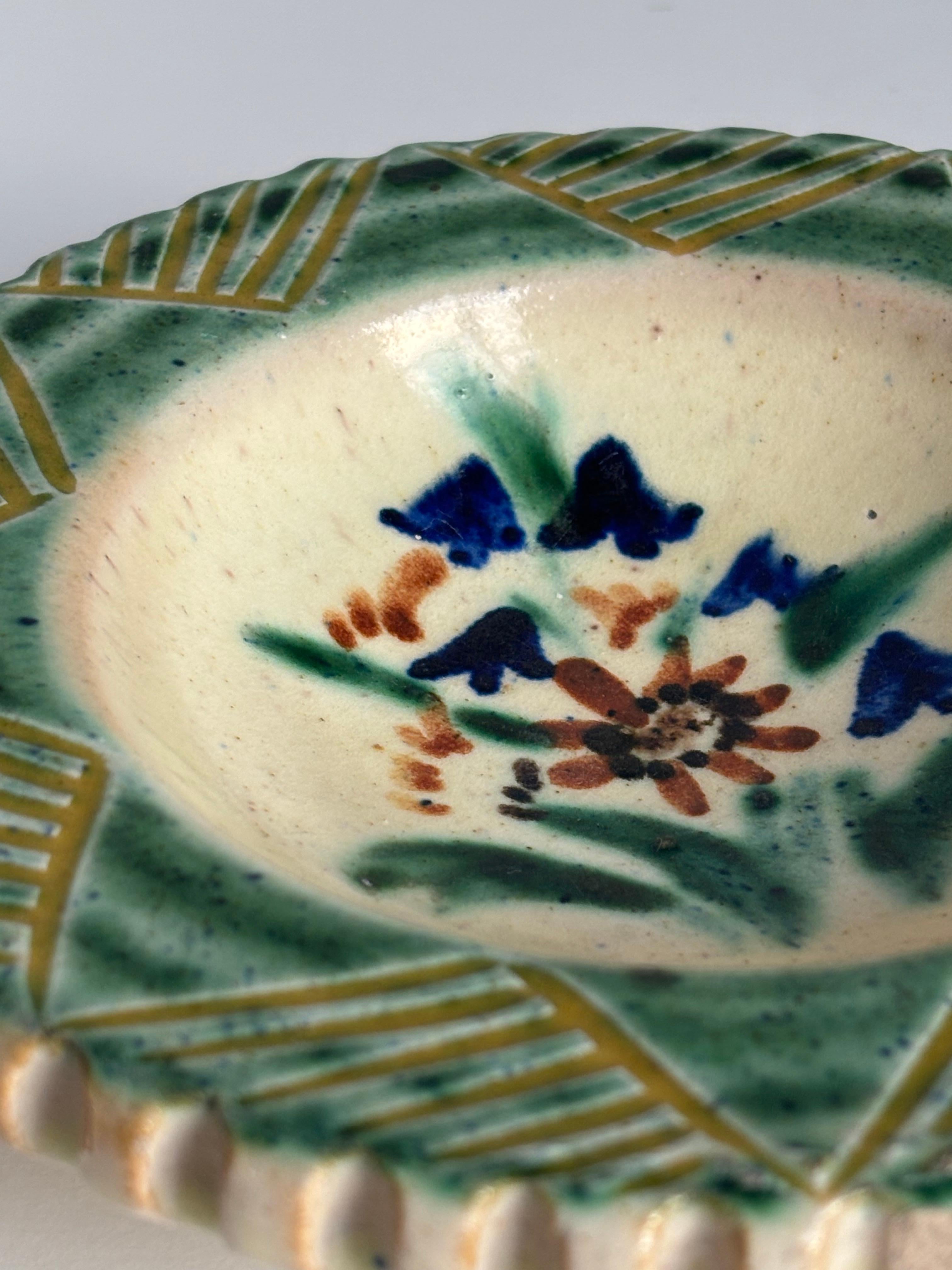 Piatto Vide-Poche in ceramica floreale dipinto a mano del 1940 In condizioni buone in vendita a Copenhagen, DK