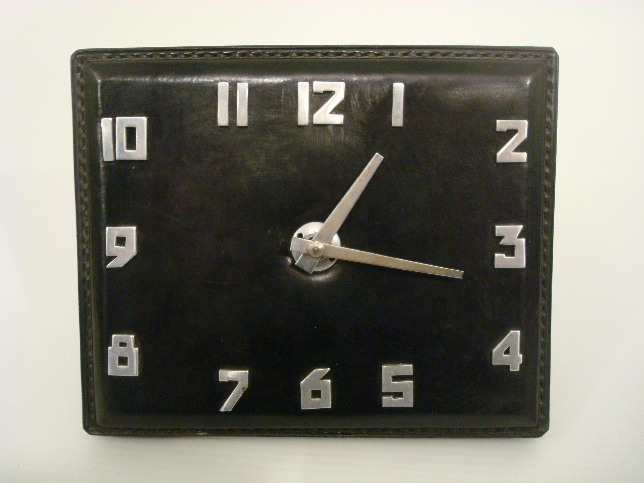 Vintage 1940s Hermes Paris Style Leather Desk / Table Clock
This is a beautiful vintage Hermes style Desk / Table Clock.
Original leather and stitching. Working conditions.