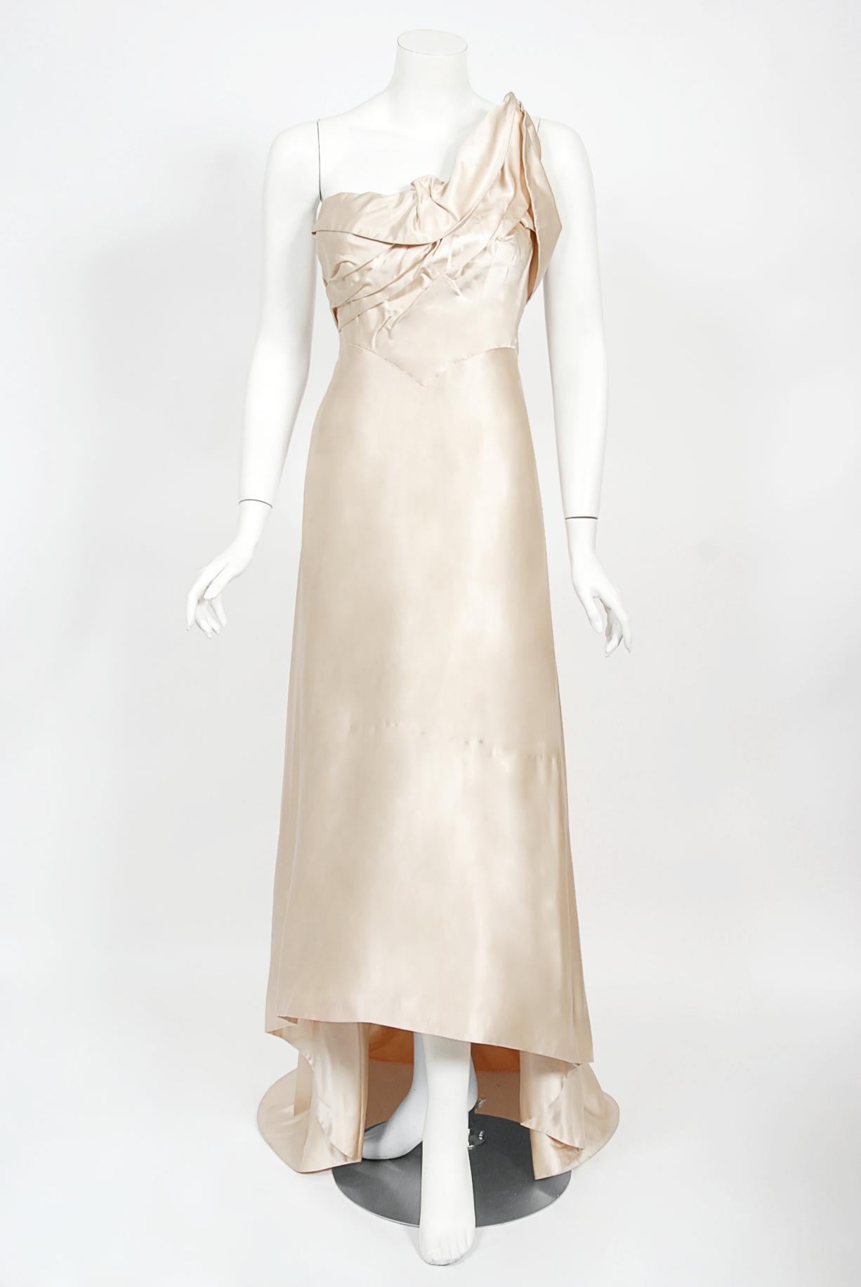 Vintage 1940er Irene Lentz Couture Cremefarbenes asymmetrisches Bustier-Kleid aus Seide im Zustand „Gut“ in Beverly Hills, CA