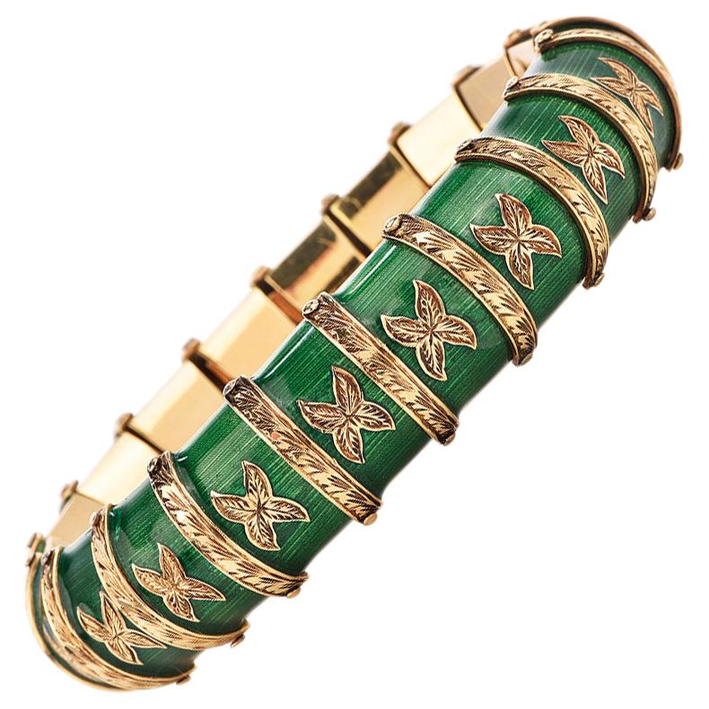 Laissez-vous surprendre par ce bracelet serpent flexible en émail vert et or jaune 18K datant des années 1930. L'émail vert Paillonne brille à chaque mouvement.
Elegant La gravure à la main des détails en or rehausse l'effet accrocheur de ce