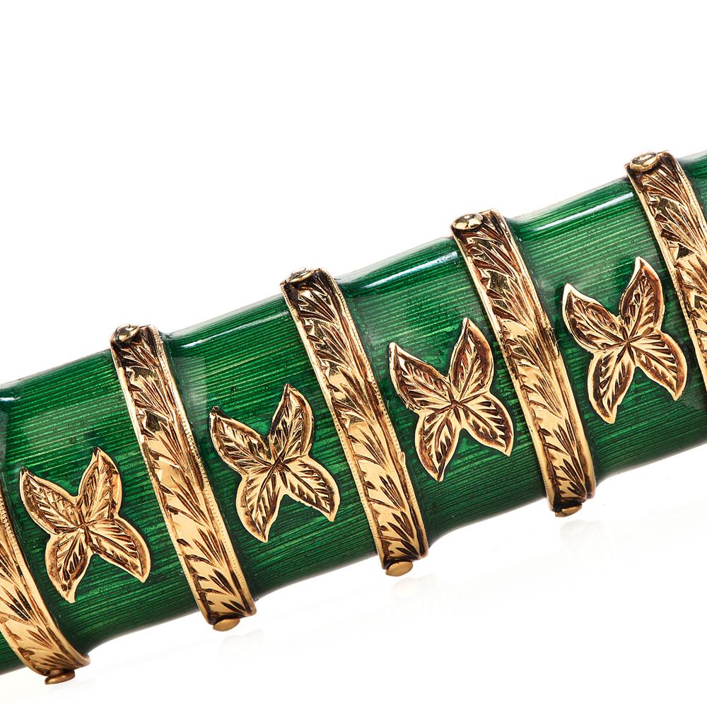 Vintage 1940's Italian  Green Enamel 18k Gold Snake Bracelet In Excellent Condition For Sale In Miami, FL