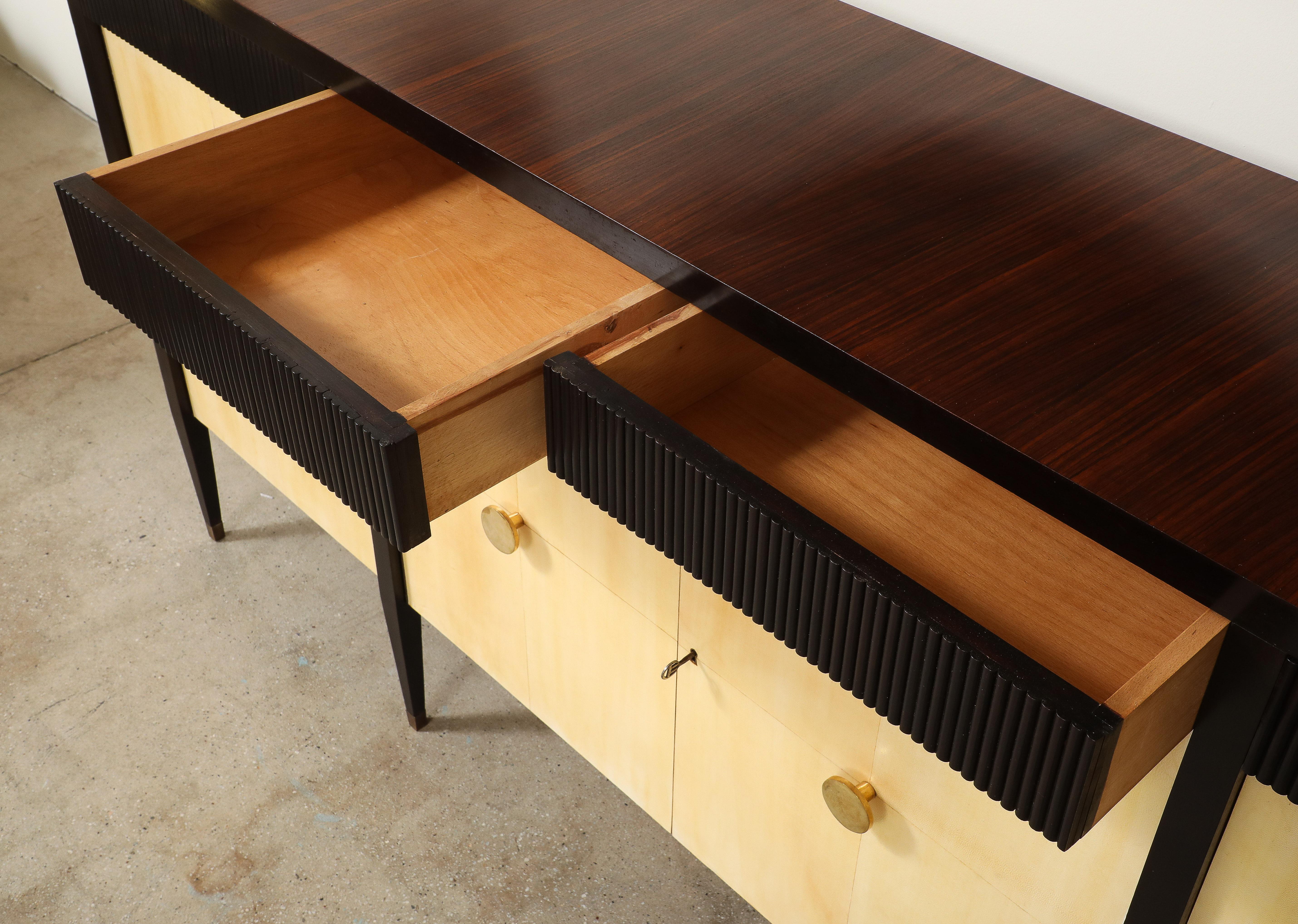 Vintage 1940er Italienisches Sideboard aus Palisander und Pergament mit Messinggriffen im Angebot 1