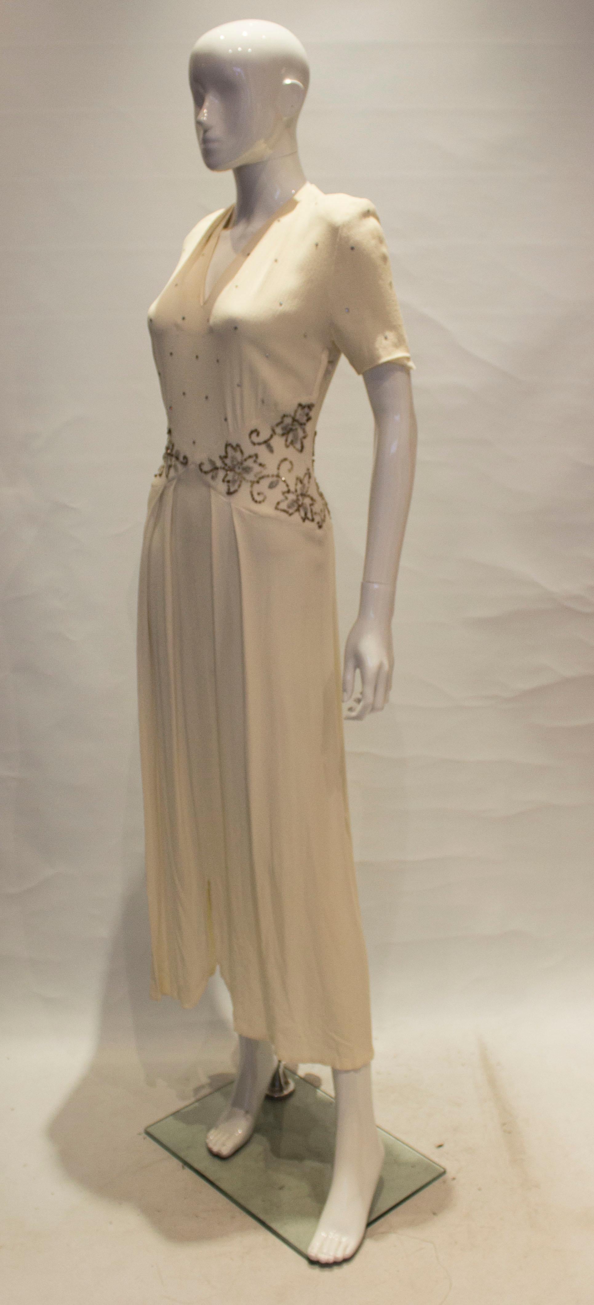 Elfenbeinfarbenes Kleid aus Krepp aus den 1940er Jahren (Beige) im Angebot