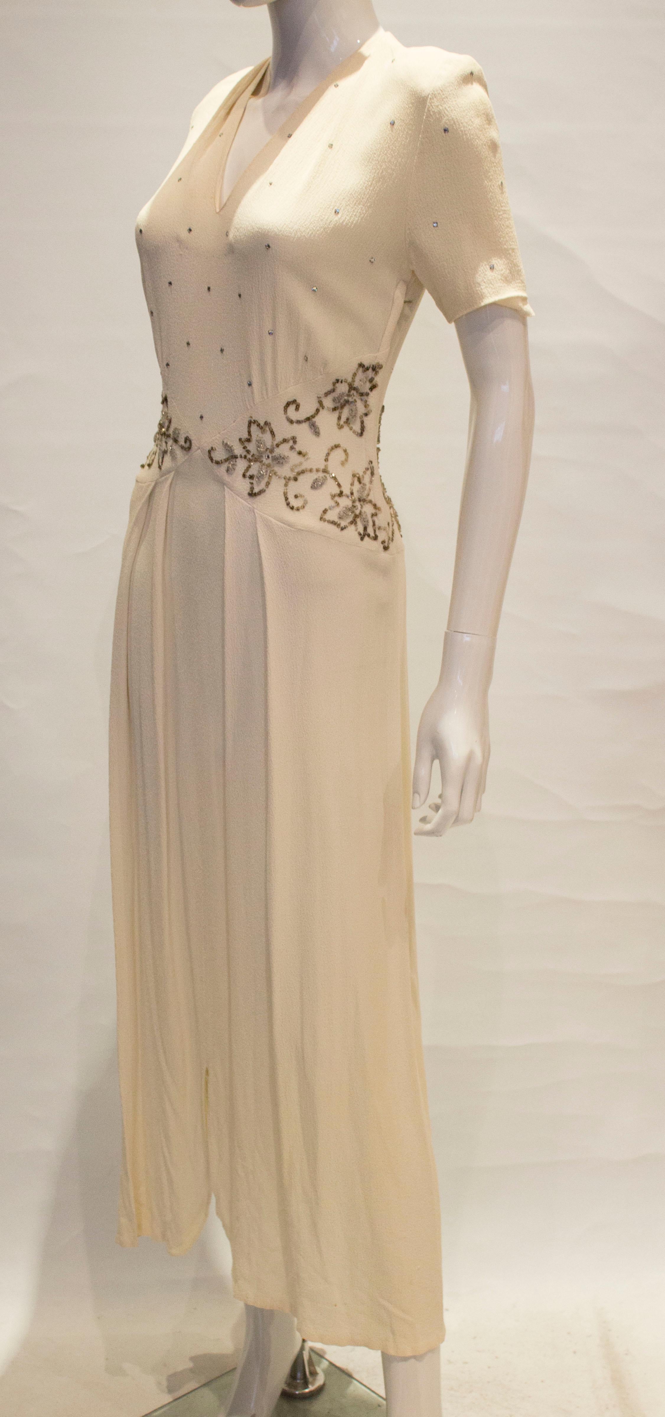 Elfenbeinfarbenes Kleid aus Krepp aus den 1940er Jahren im Zustand „Gut“ im Angebot in London, GB