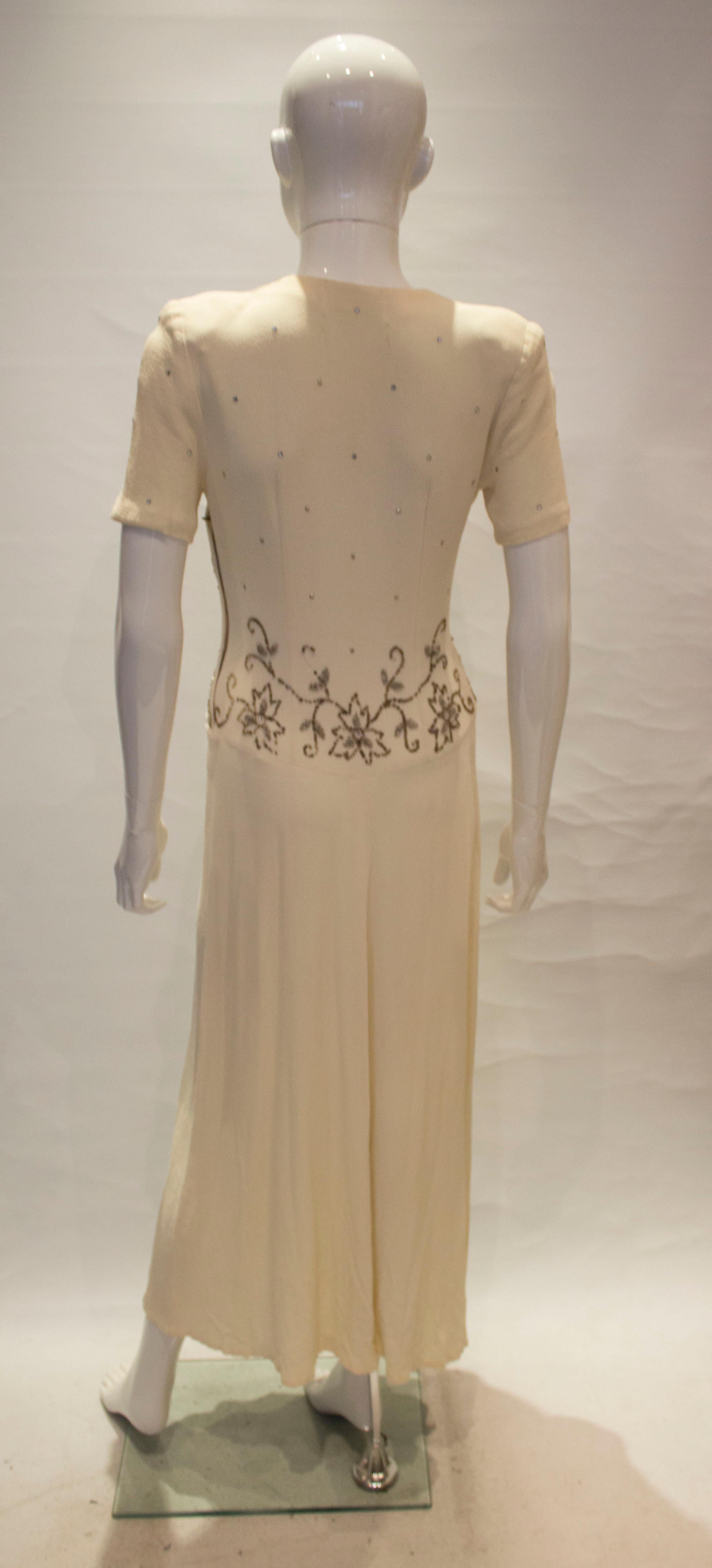 Elfenbeinfarbenes Kleid aus Krepp aus den 1940er Jahren im Angebot 1