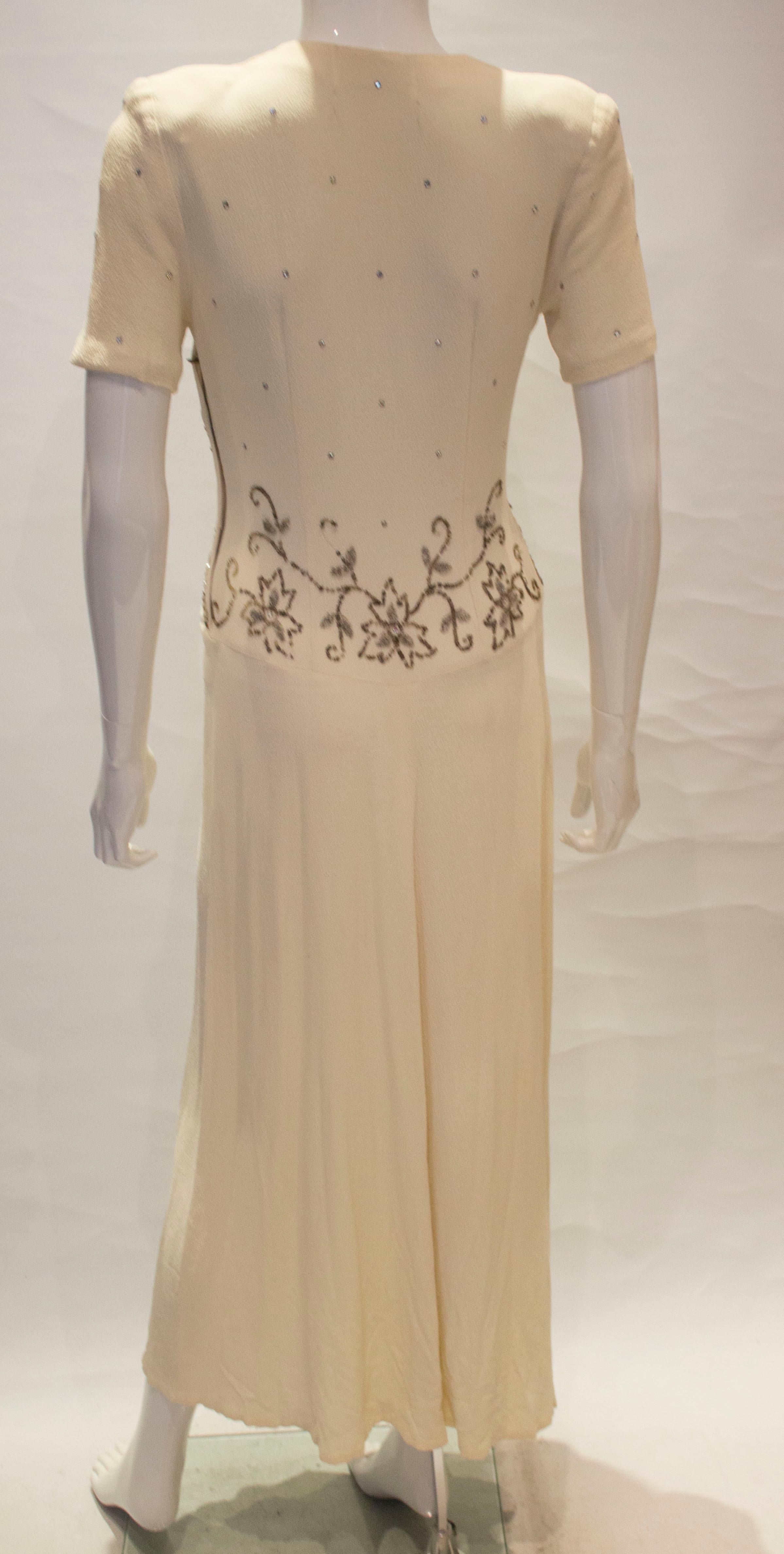Elfenbeinfarbenes Kleid aus Krepp aus den 1940er Jahren im Angebot 2
