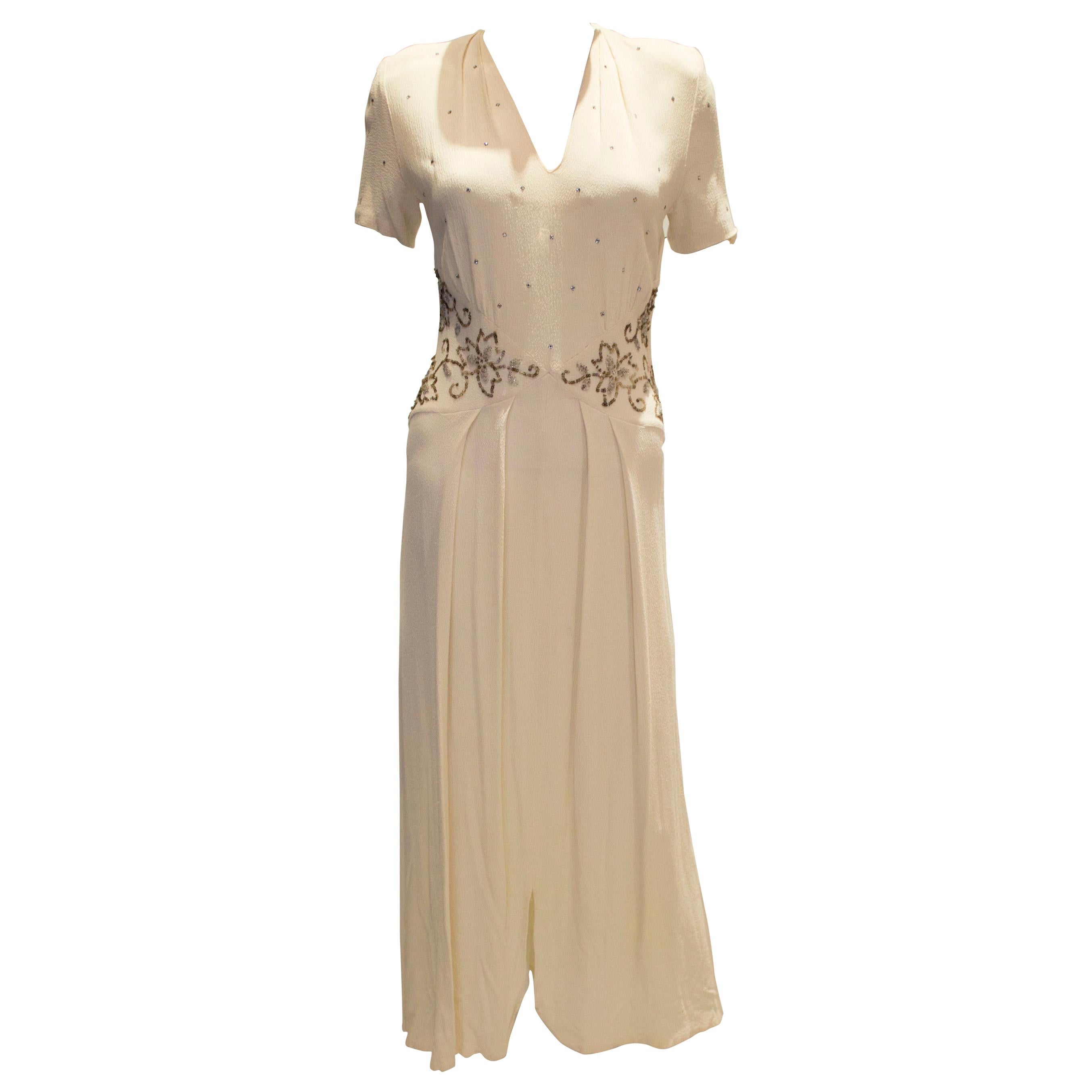 Elfenbeinfarbenes Kleid aus Krepp aus den 1940er Jahren im Angebot