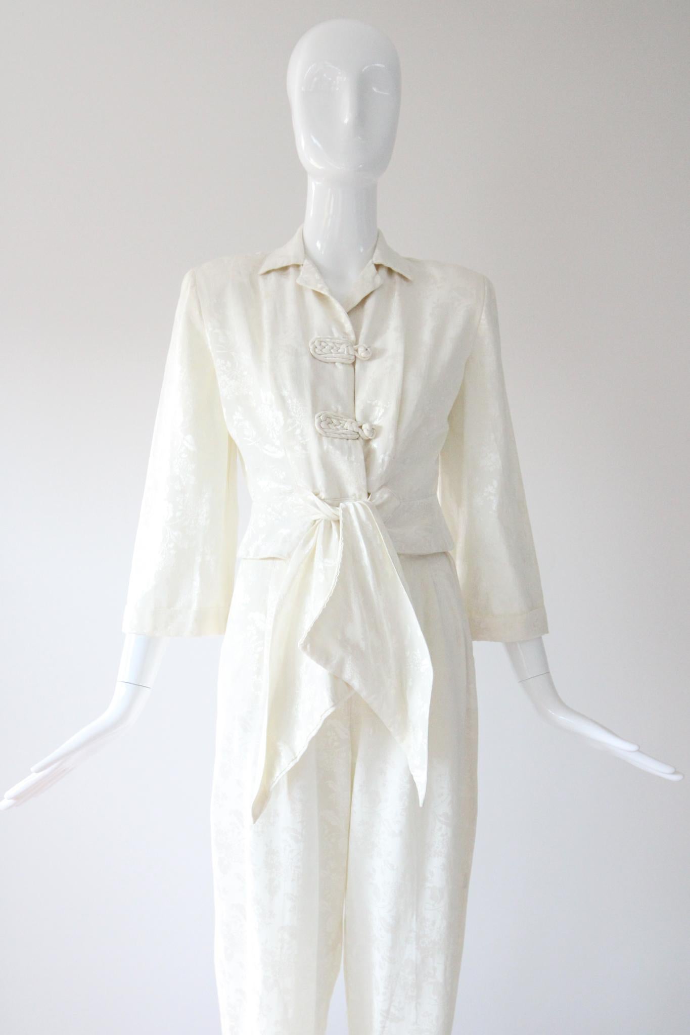 Pièce rare, cet ensemble original de vêtements d'intérieur en brocart de soie ivoire des années 1940, rehaussé d'un motif floral en soie et composé d'un chemisier et d'un pantalon, est l'ensemble parfait à ajouter à votre collection