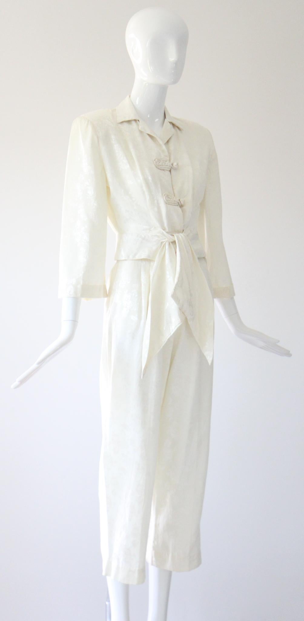 Vintage 1940's Ivory Silk Brocade Loungewear Set 1940's Silk Suit UK 4 US 0 Pour femmes en vente