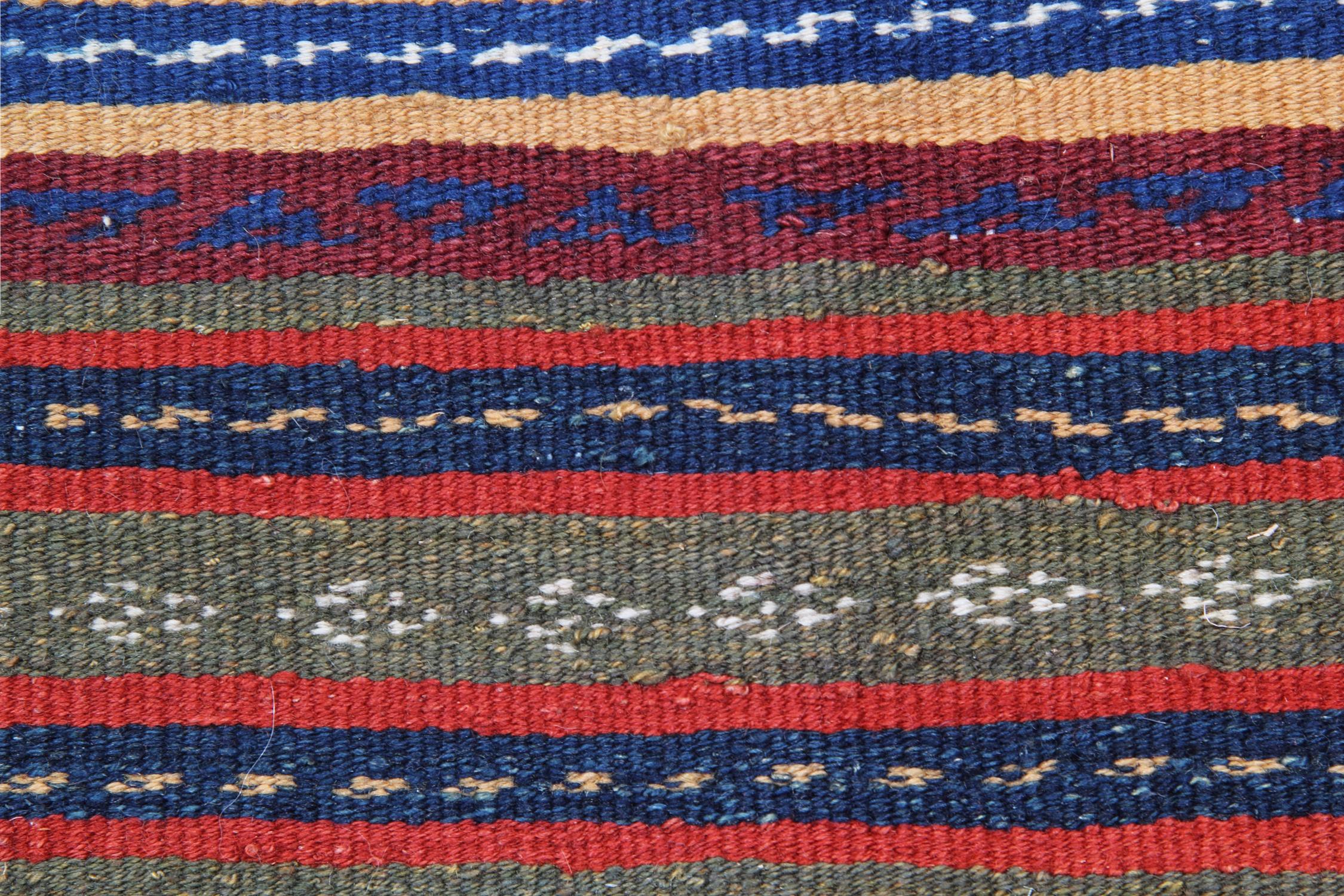 Vintage 1940s Kilim Sofreh Teppich, Beige Blau Rot Tribal Wolle Flachgewebe 128x116cm (Art déco) im Angebot