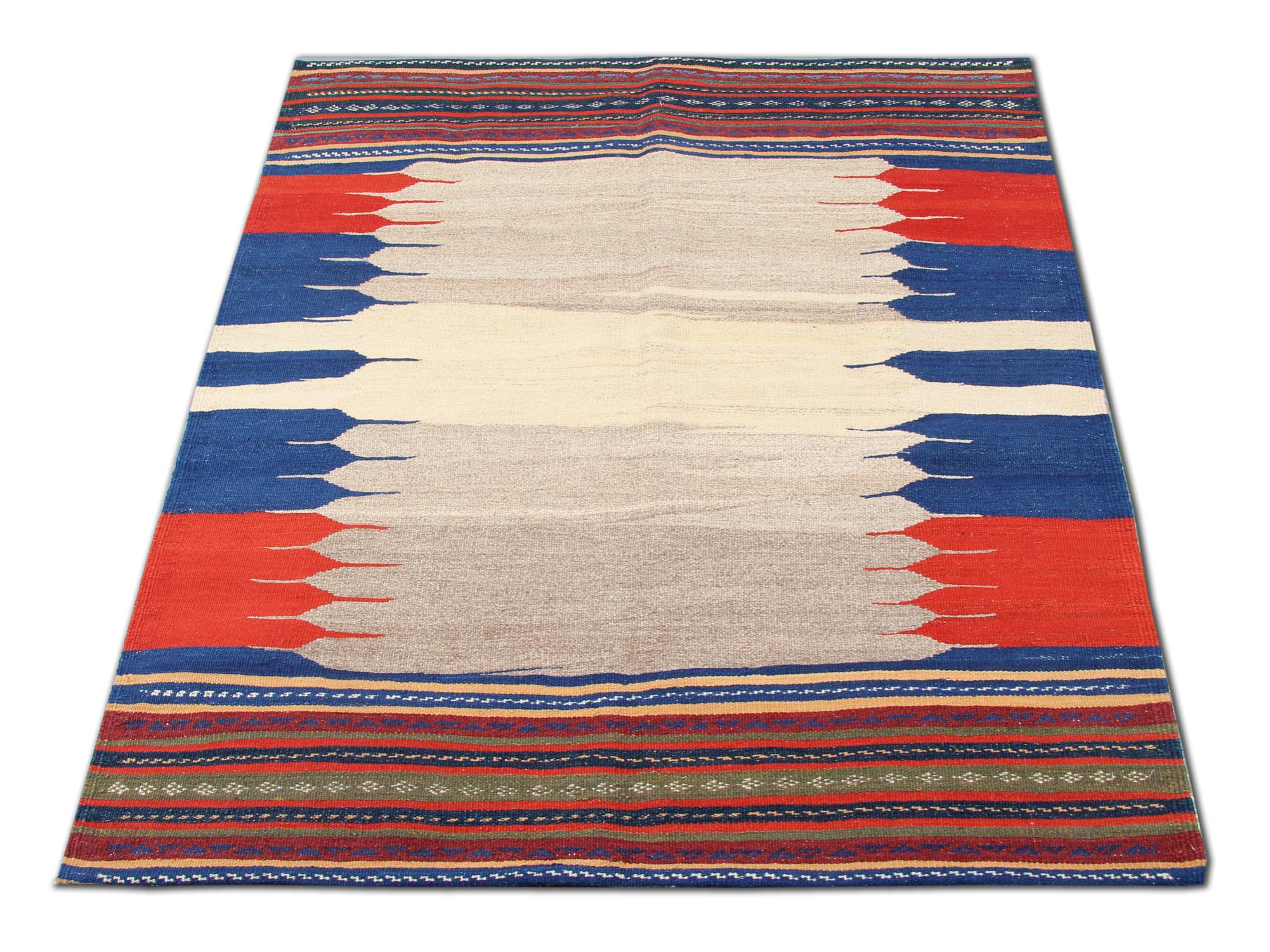 Vintage 1940s Kilim Sofreh Teppich, Beige Blau Rot Tribal Wolle Flachgewebe 128x116cm (Handgefertigt) im Angebot