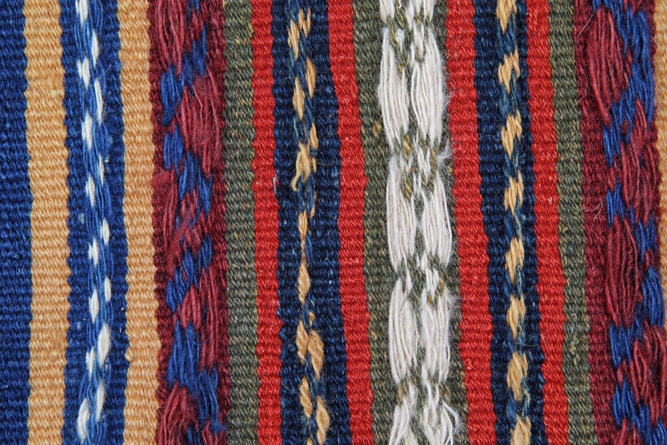 Vintage 1940s Kilim Sofreh Teppich, Beige Blau Rot Tribal Wolle Flachgewebe 128x116cm im Zustand „Hervorragend“ im Angebot in Wembley, GB