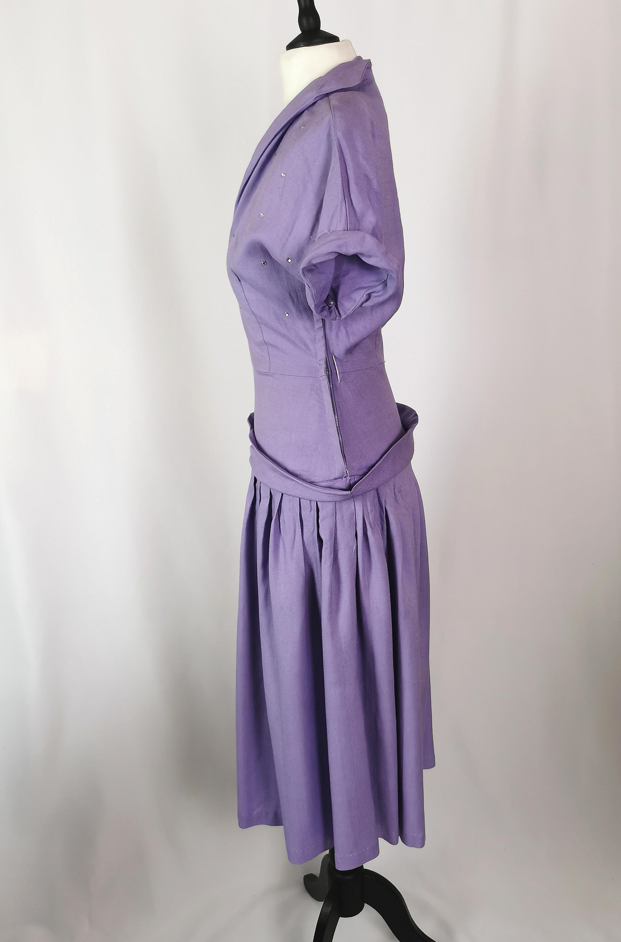 Robe lilas vintage pour femmes des années 1940, Diamante  en vente 3