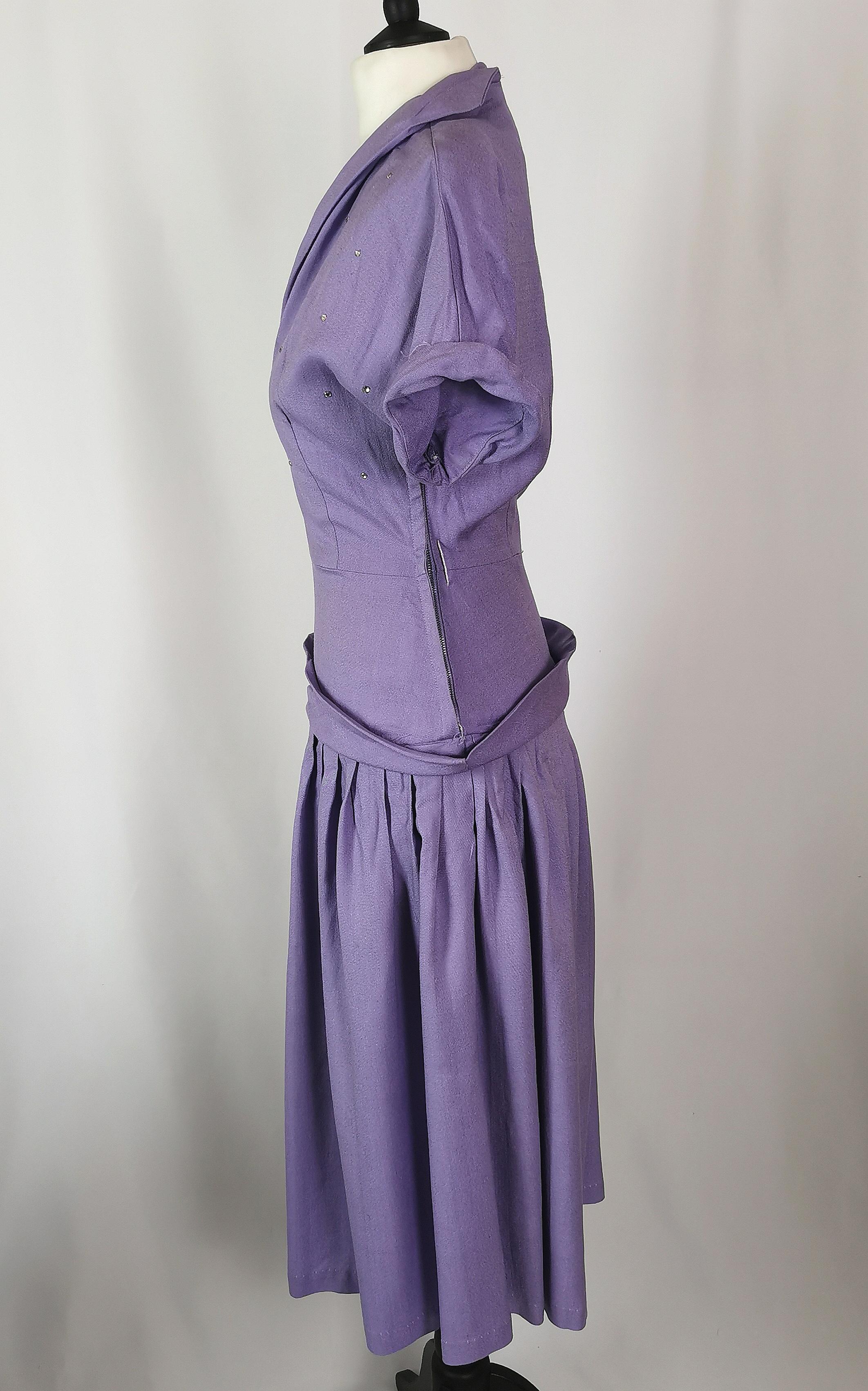 Robe lilas vintage pour femmes des années 1940, Diamante  en vente 4