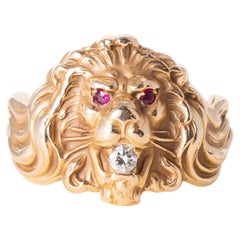 Vintage 1940s Lion Head Ring with Diamond and Red Gemstone Eyes in 14k Gold (Bague tête de lion avec diamant et yeux en pierres rouges en or 14k)