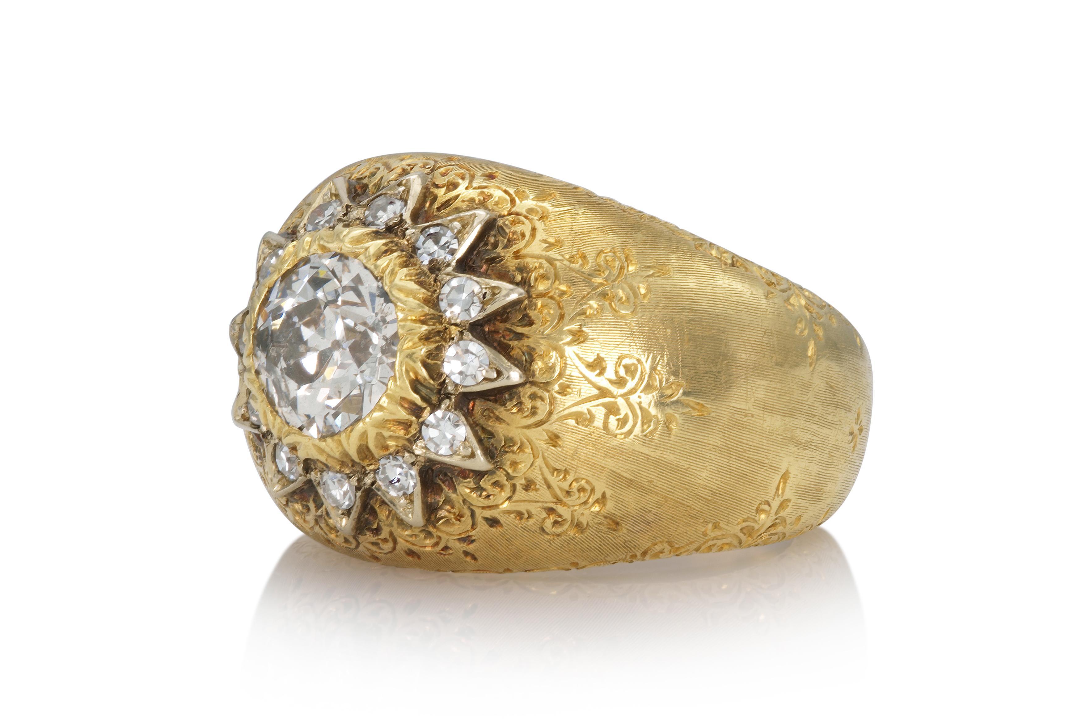 Fein in 18 Karat Gelbgold gefertigt, mit einem Diamanten im alten europäischen Schliff mit einem Gewicht von ca. 1,00 Karat und kleinen Diamanten im Einzelschliff mit einem Gesamtgewicht von ca. 0,50 Karat.
Signiert von Mario Buccellati
CIRCA 1940er